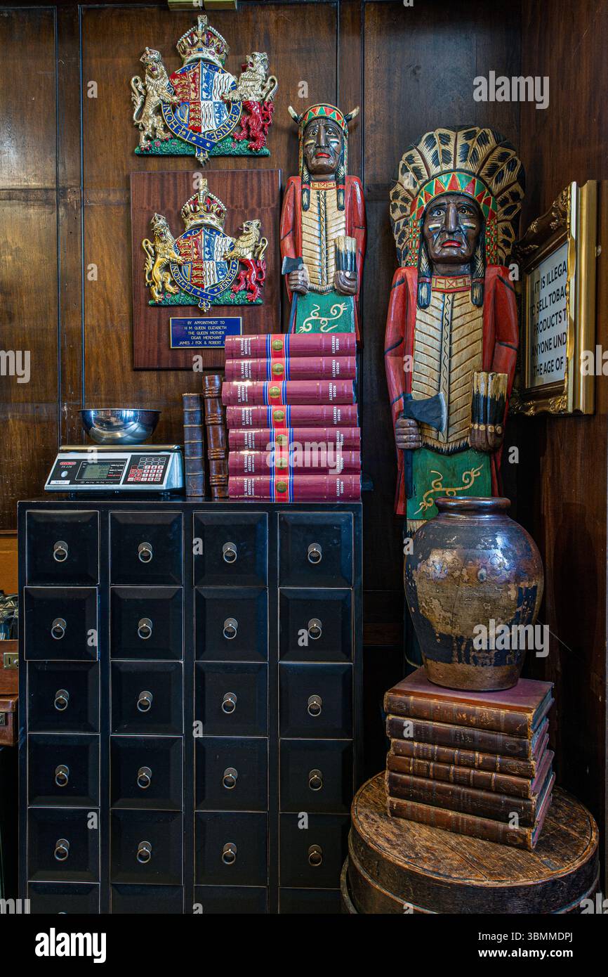 James Fox J, più antico cigar shop a Londra stabilito da Robert Lewis nel 1787, mercanti di sigari su St Jame's Street, Londra, Inghilterra, Regno Unito Foto Stock James Fox J, più antico cigar shop a Londra stabilito da Robert Lewis nel 1787, mercanti di sigari su St Jame's Street, Londra, Inghilterra, Regno Unito Foto Stock