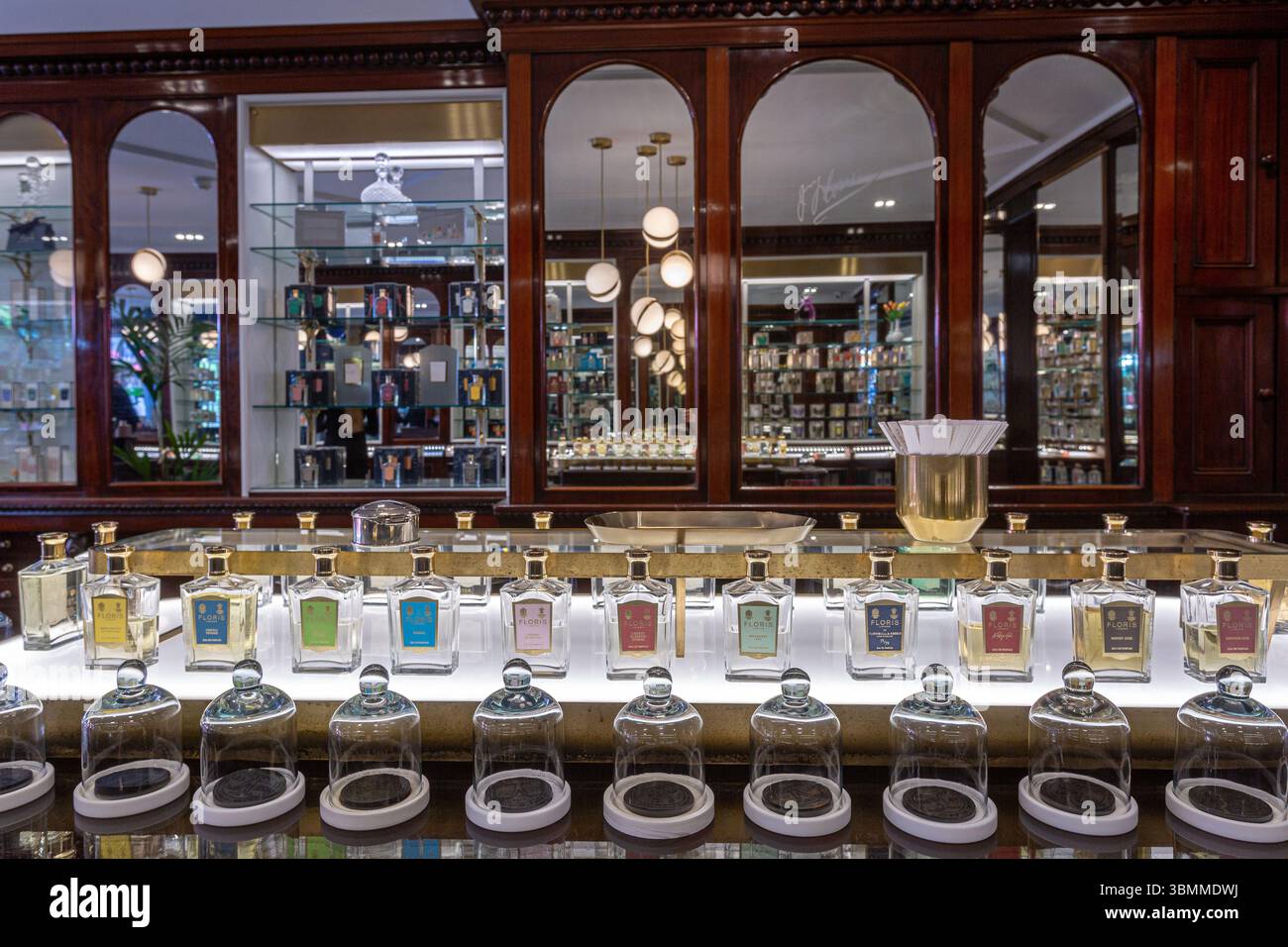 Floris of London profumo store. Jermyn Street, St. James's, Londra, Inghilterra Foto Stock