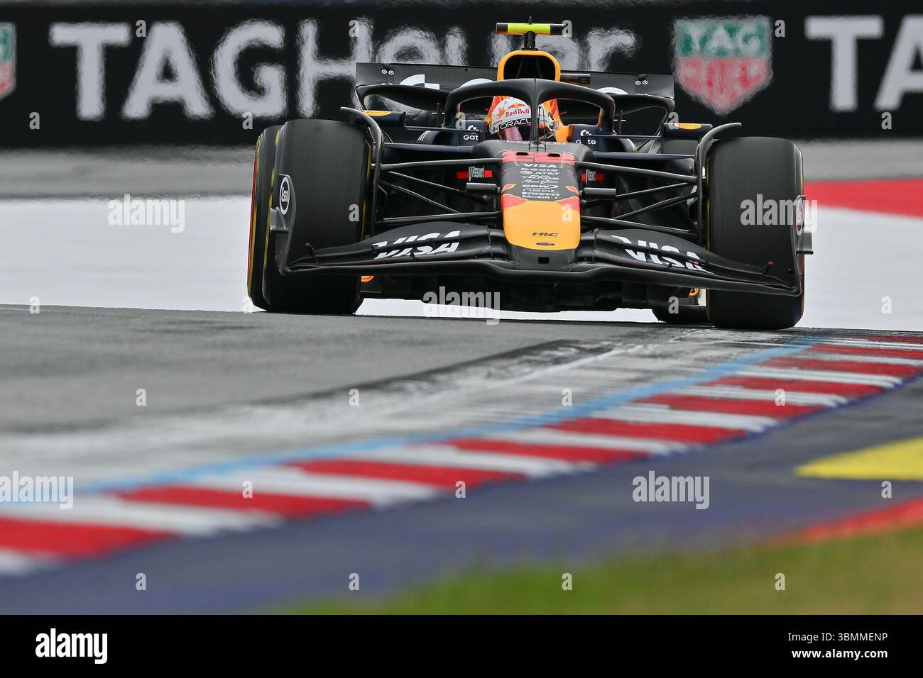 SPIELBERG, AUSTRIA - GIUGNO 27: Yuki Tsunoda del Giappone guida la (22) Oracle Red Bull Racing RB21 durante le prove di prova in vista del Gran Premio di F1 d'Austria al Red Bull Ring Circuit il 27 giugno 2025 a Spielberg, Austria. (Foto di Vince Mignott/Alamy Live News) Foto Stock