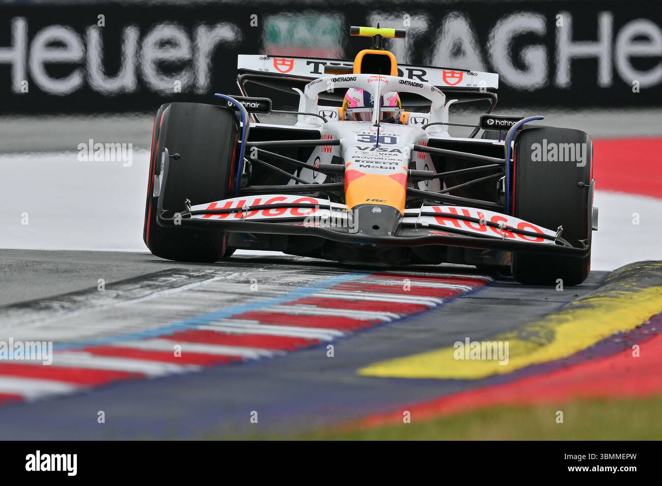 SPIELBERG, AUSTRIA - GIUGNO 27: Liam Lawson della nuova Zelanda alla guida del (30) Visa Cash App RB Formula One Team RB01 durante le prove in vista del Gran Premio di F1 d'Austria al Red Bull Ring Circuit il 27 giugno 2025 a Spielberg, Austria. (Foto di Vince Mignott/Alamy Live News) Foto Stock