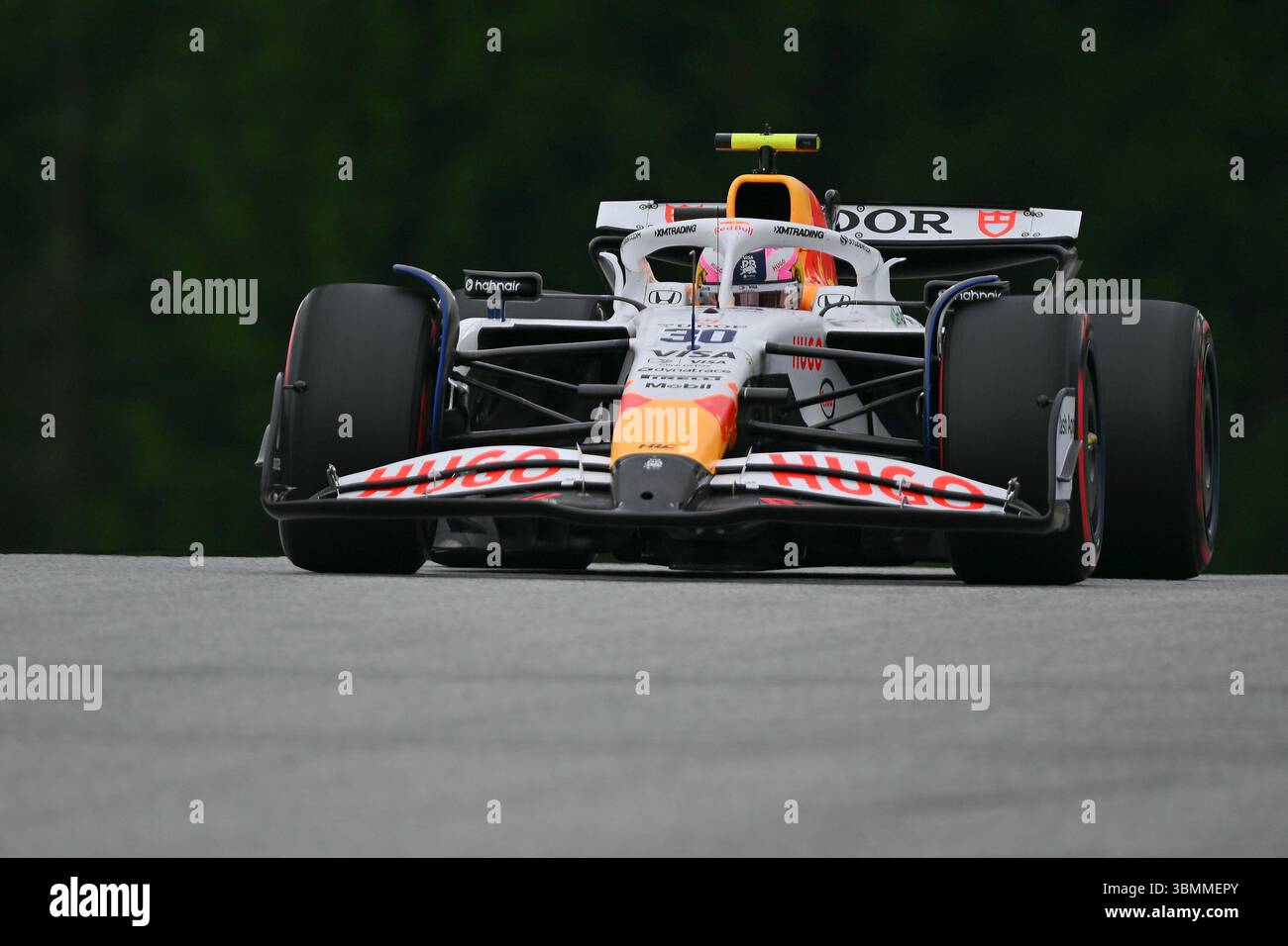 SPIELBERG, AUSTRIA - GIUGNO 27: Liam Lawson della nuova Zelanda alla guida del (30) Visa Cash App RB Formula One Team RB01 durante le prove in vista del Gran Premio di F1 d'Austria al Red Bull Ring Circuit il 27 giugno 2025 a Spielberg, Austria. (Foto di Vince Mignott/Alamy Live News) Foto Stock
