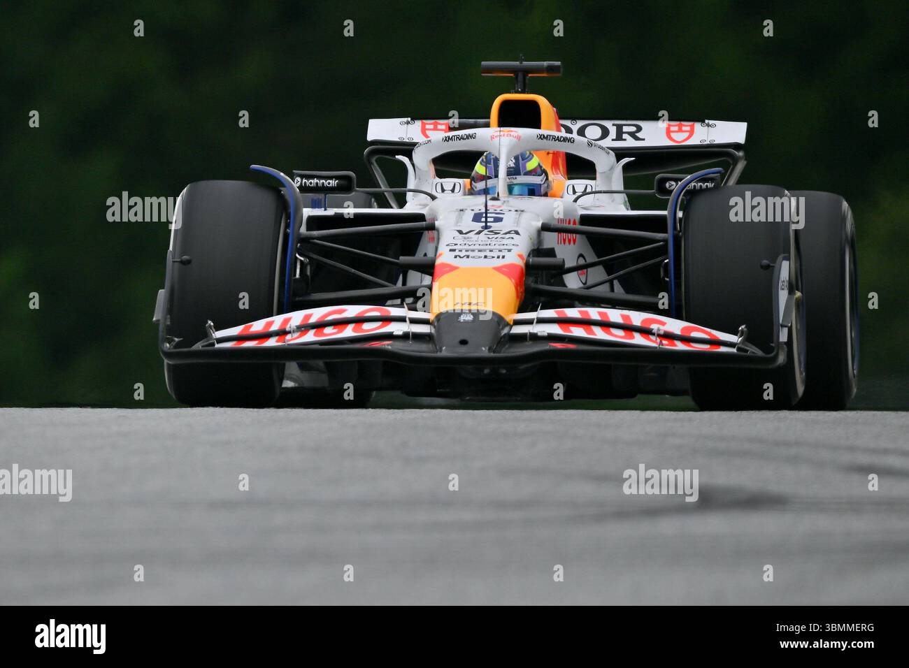 SPIELBERG, AUSTRIA - GIUGNO 27: La Francia Isack Hadjar guida il (6) Visa Cash App RB Formula One Team RB01 durante le prove in vista del Gran Premio di F1 d'Austria al Red Bull Ring Circuit il 27 giugno 2025 a Spielberg, Austria. (Foto di Vince Mignott/Alamy Live News) Foto Stock