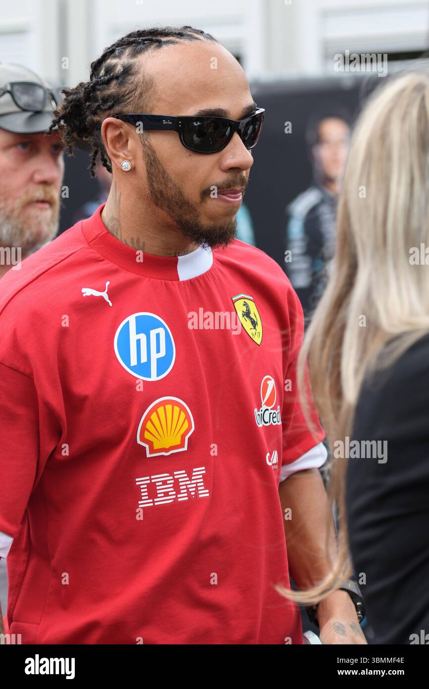 Spielberg, Austria. 27 giugno 2025. Sir Lewis HAMILTON (GBR), pilota del team Ferrari F1, lascia il paddock per raggiungere la zona tifosa durante la MSC 2025 NAVIGA SUL GP D'AUSTRIA al Red Bull Ring di Spielberg (Stiria, Austria), 11° round del Campionato del mondo FIA F1 2025. Crediti: Riccardo Righetti/Alamy Live News Foto Stock