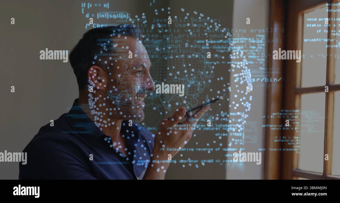 Parlando nello smartphone, l'uomo emette comandi vocali nella stanza vicino alla finestra, con codice olografico Foto Stock