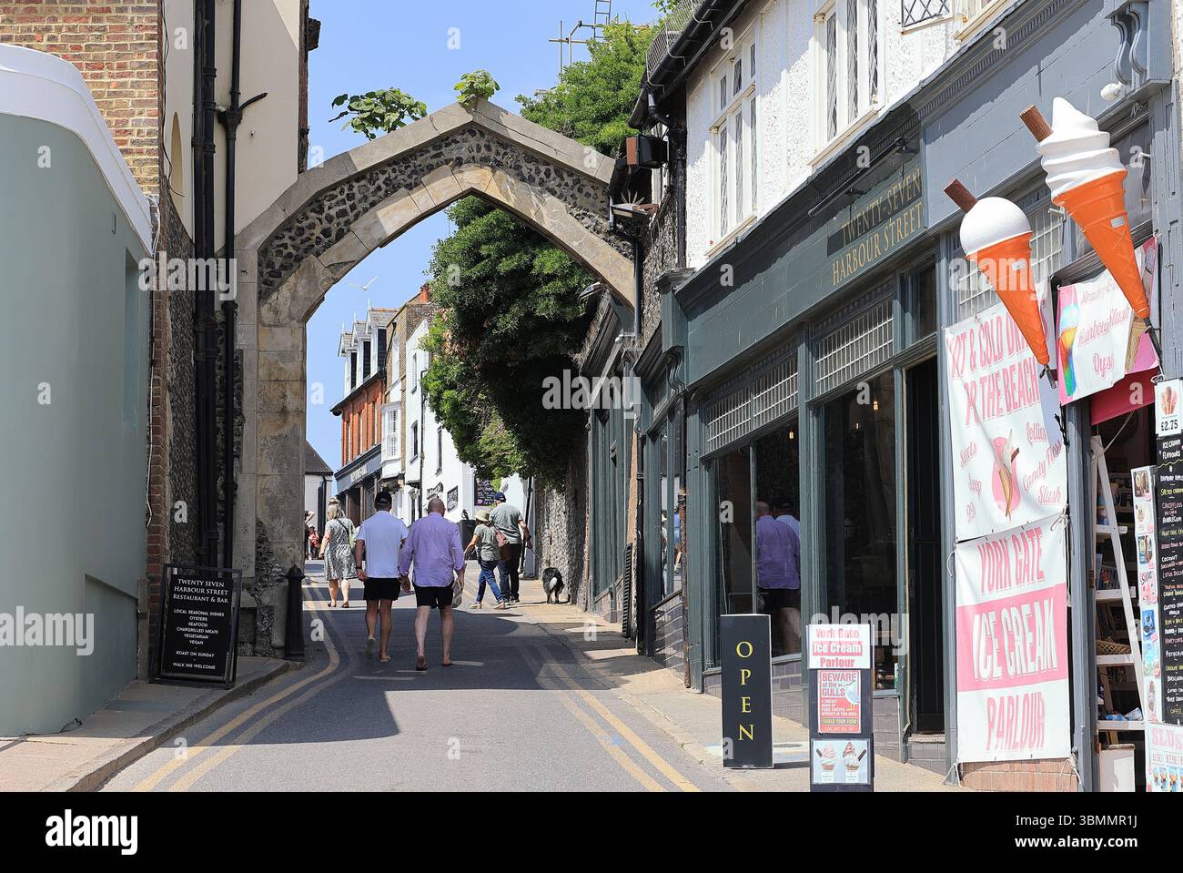 Storica Harbour Street sul lungomare di Broadstairs, Isola di Thanet, Kent, Regno Unito Foto Stock