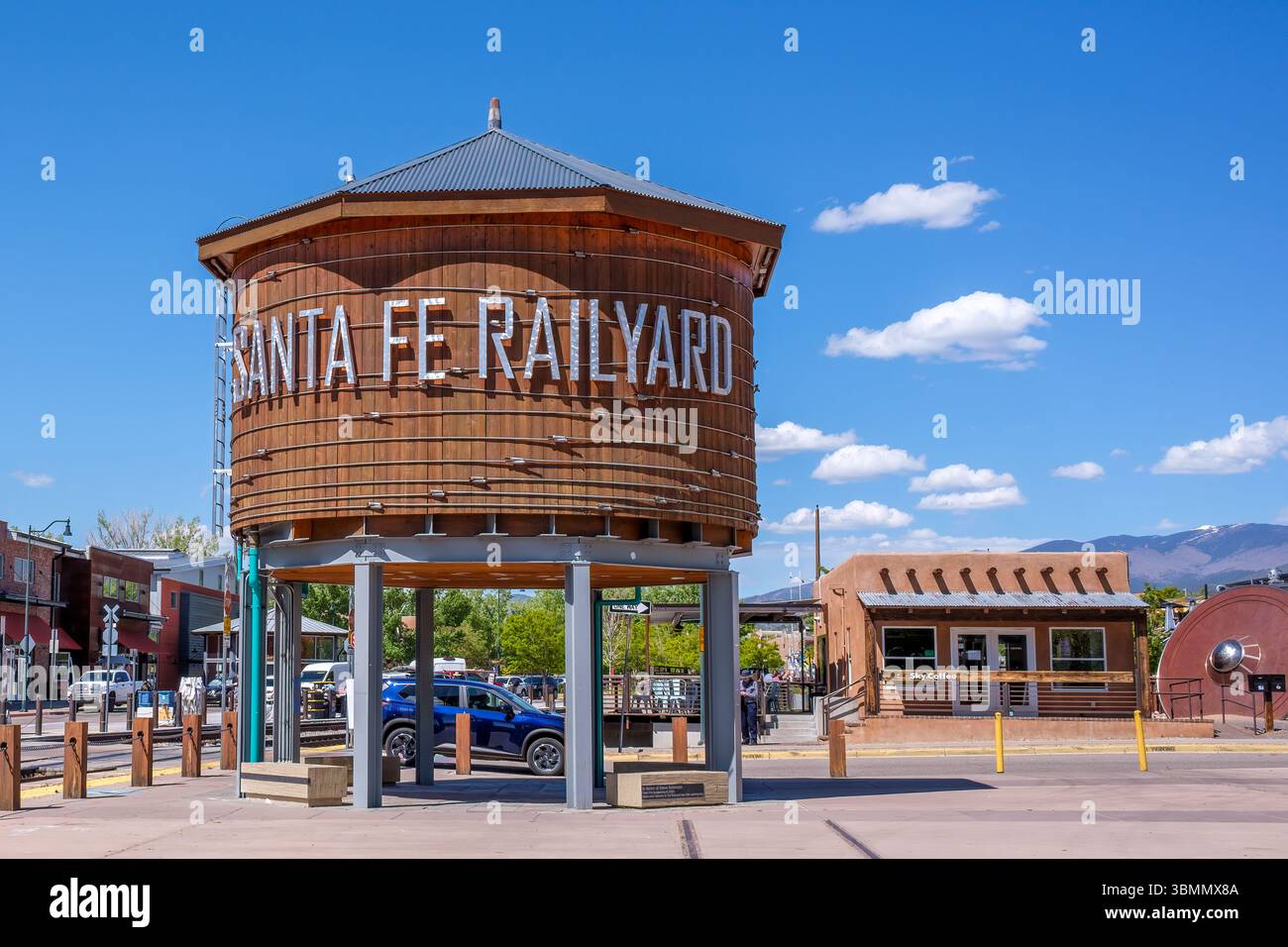 Santa Fe, NEW MEXICO, USA - 17 maggio 2025: Paesaggio urbano della Santa Fe Railyard con attenzione selettiva alla torre dell'acqua tra le aziende circostanti Foto Stock