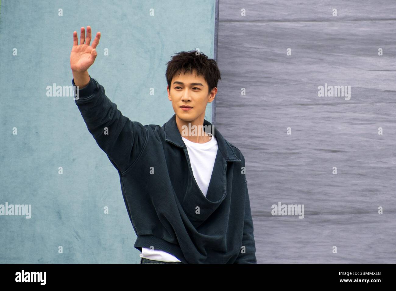 Li Yunrui saluta la sfilata di Dior Menswear Primavera/Estate 2026 come parte della SETTIMANA DELLA MODA DI PARIGI - GIUGNO 27 2025 - Jacques Julien/Alamy Live News Foto Stock