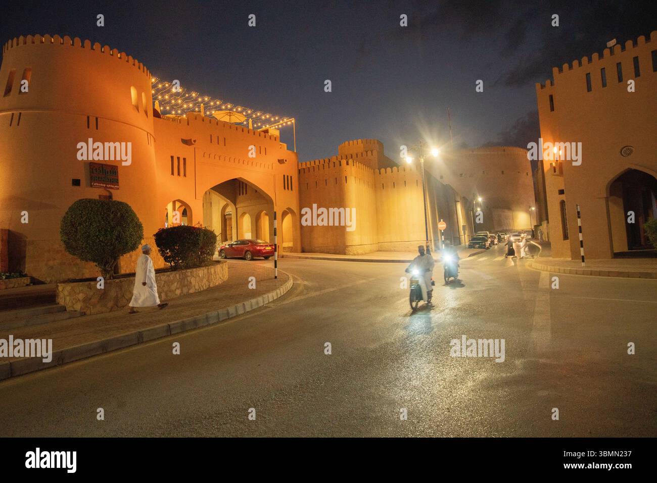 Nizwa, Oman, le mura della città di notte Foto Stock