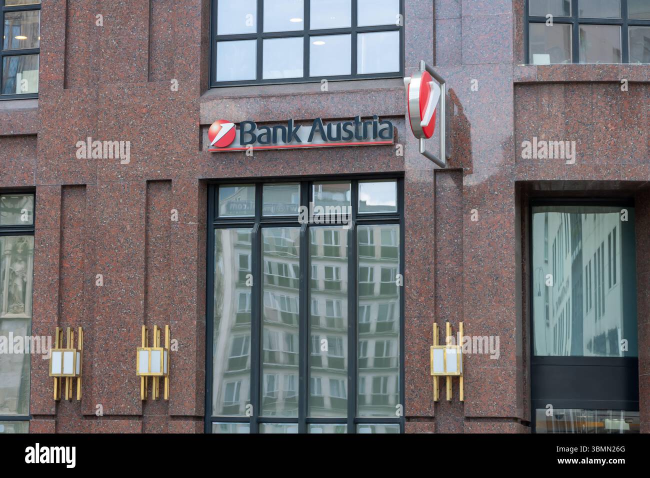 Pubblicità all'aperto e identità aziendale di Bank Austria sul muro di un edificio nel quartiere degli affari, Austria, Vienna, 27 giugno 2025 Foto Stock