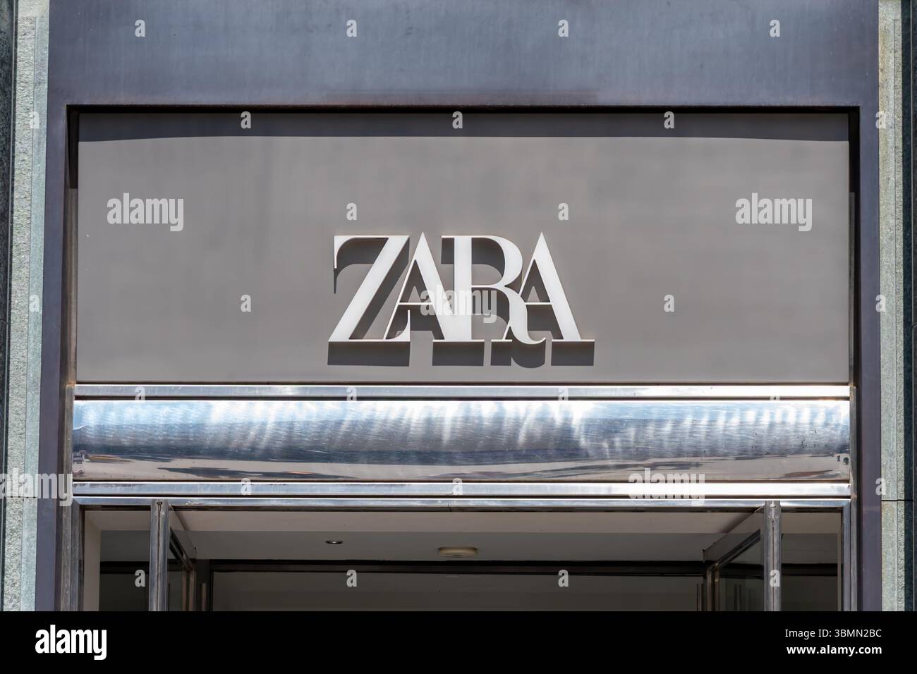 La facciata del negozio di moda ZARA con il logo sul cartello d'ingresso. Austria, Vienna, 27 giugno 2025. Foto Stock