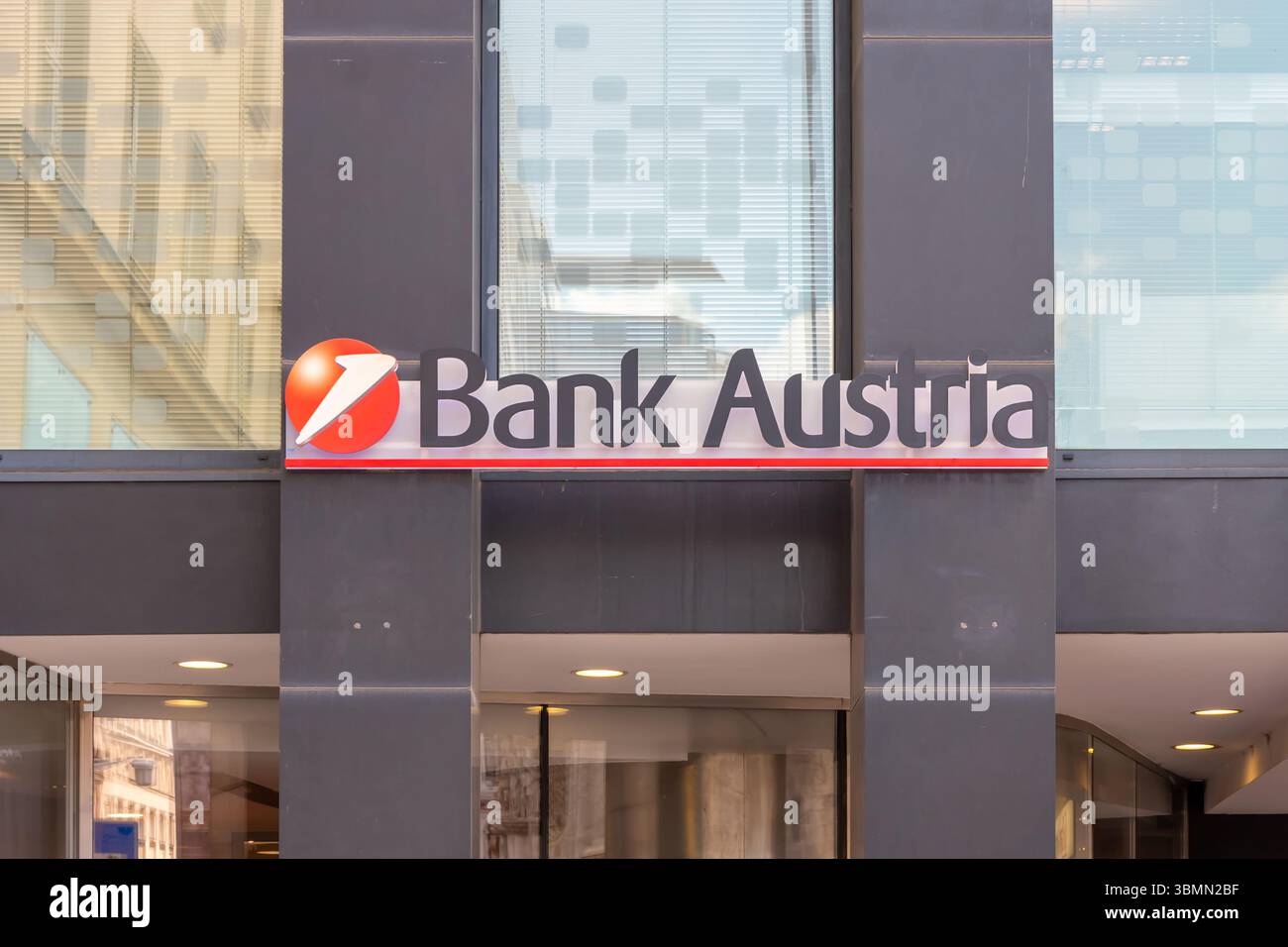 Primo piano del logo e del nome della Bank Austria sulla parete di marmo di un edificio moderno, Austria, Vienna, 27 giugno 2025. Foto Stock