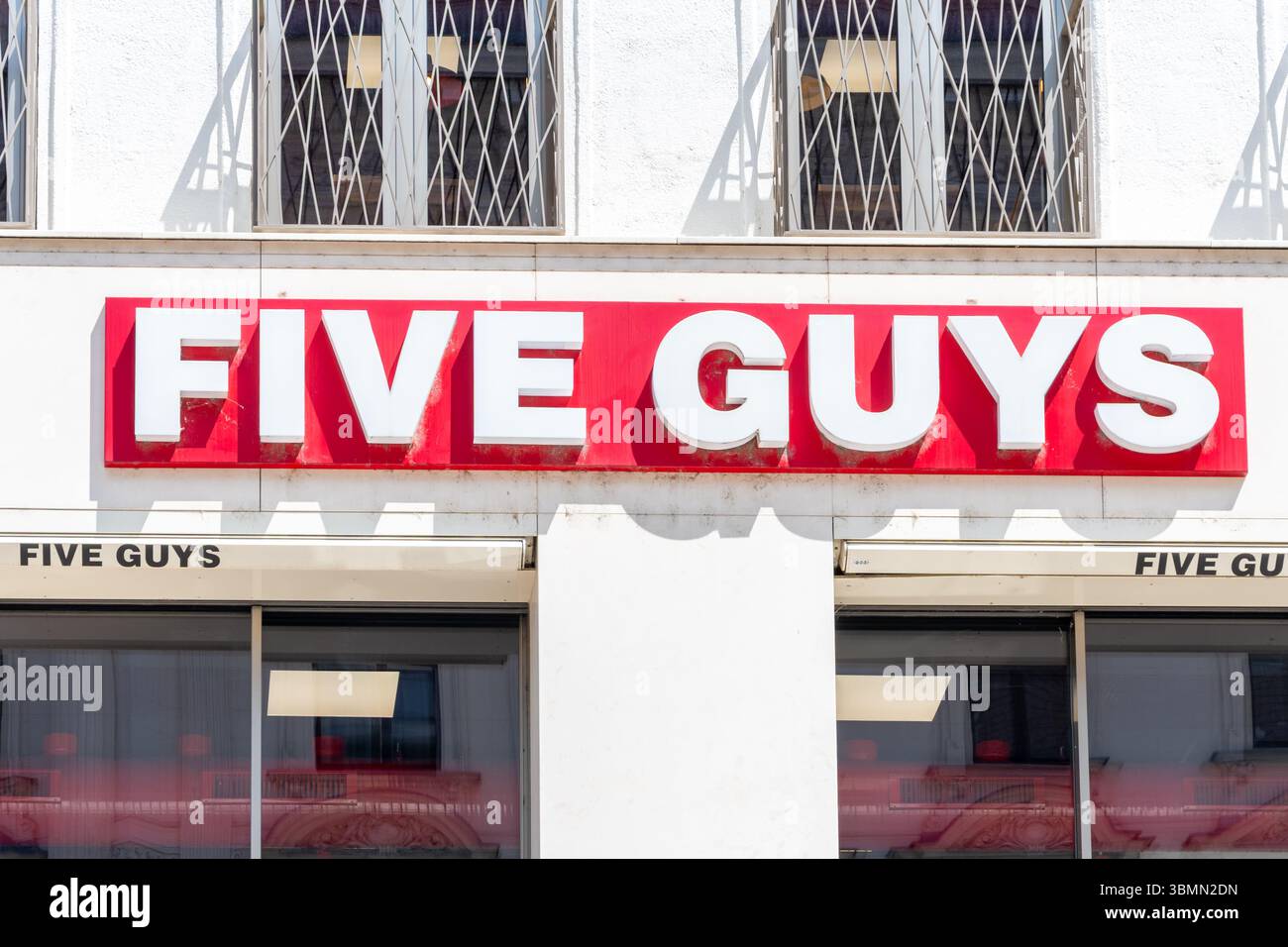 Il segno del famoso ristorante americano di hamburger Five Guys in un edificio nel centro della città. Austria, Vienna, 27 giugno 2025. Foto Stock