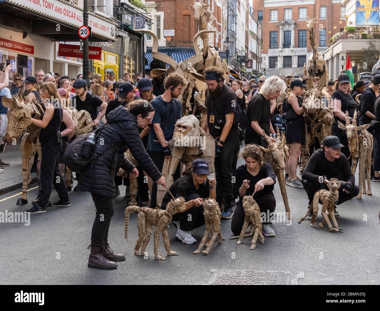 I burattini a grandezza naturale del progetto artistico “The Herds” per l’azione per il clima sfilano attraverso il centro di Londra verso Somerset House, 27 giugno 2025. Foto Stock