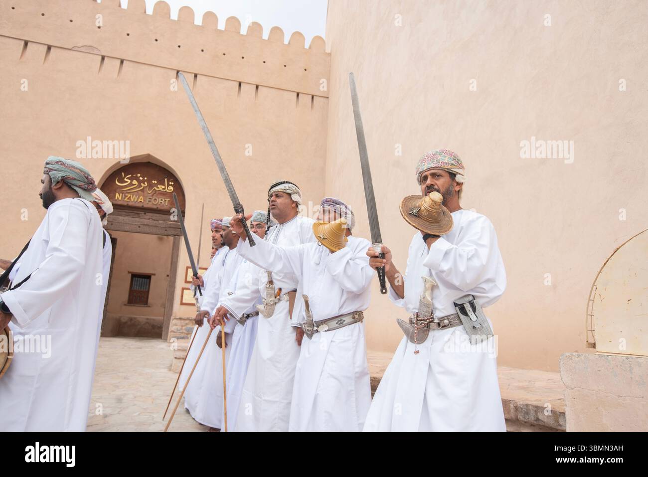 Nizwa, Oman, al Razha, una danza tradizionale eseguita con le spade. Foto Stock