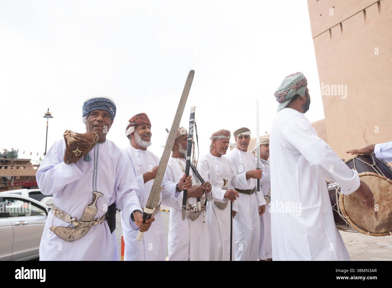 Nizwa, Oman, al Razha, una danza tradizionale eseguita con le spade. Foto Stock