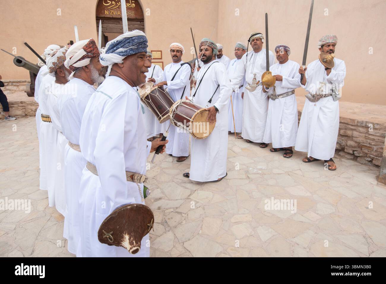 Nizwa, Oman, al Razha, una danza tradizionale eseguita con le spade. Foto Stock
