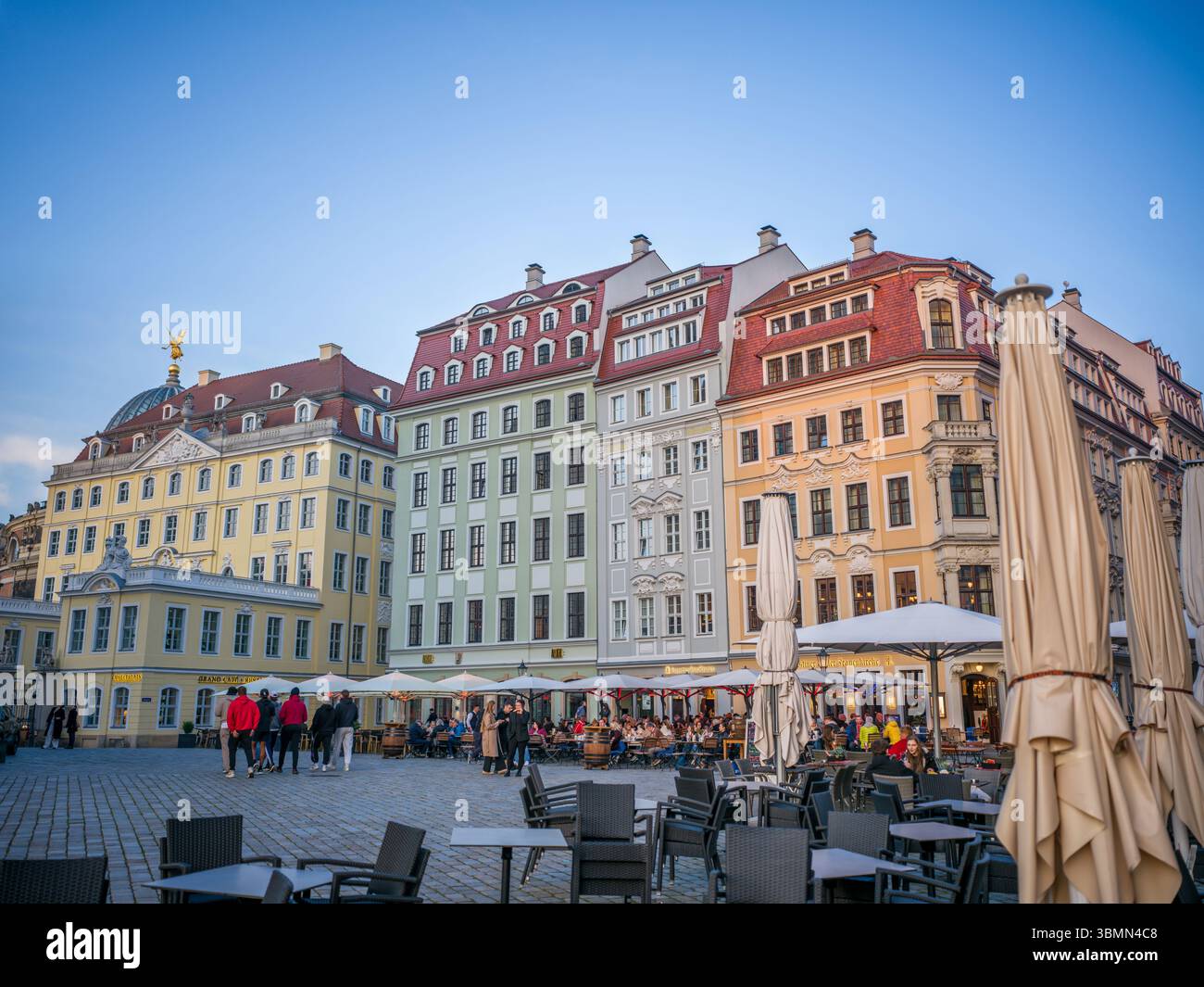 Alla Frauenkirche, città vecchia, Dresda, Sassonia, Germania dell'Est, Germania, Europa Foto Stock