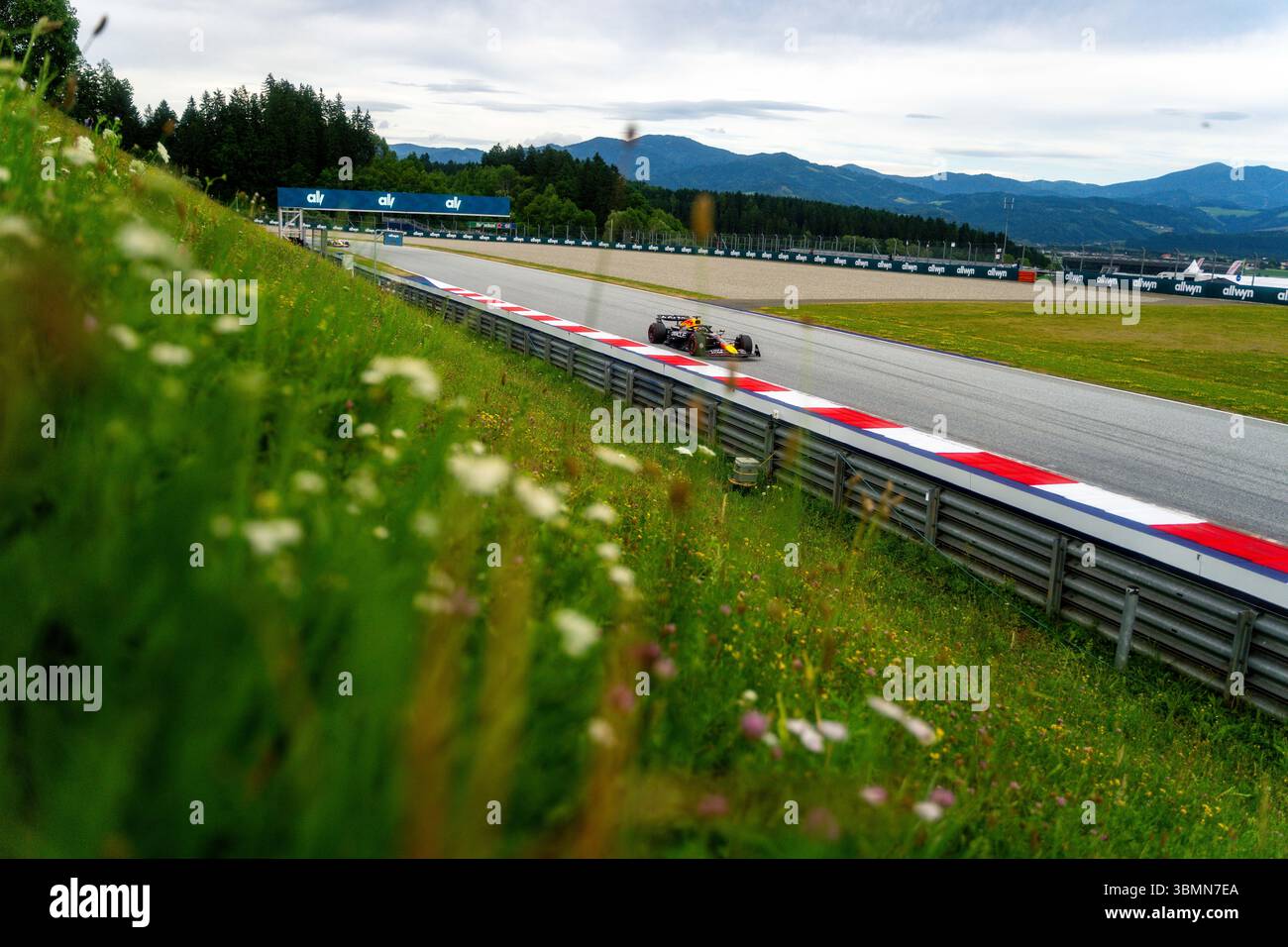 Spielberg, Austria. 27 giugno 2025. Il pilota olandese del Oracle Red Bull Racing 1 Team Max Verstappen gareggia durante le due prove libere del Gran Premio d'Austria di Formula 1. Credito: SOPA Images Limited/Alamy Live News Foto Stock