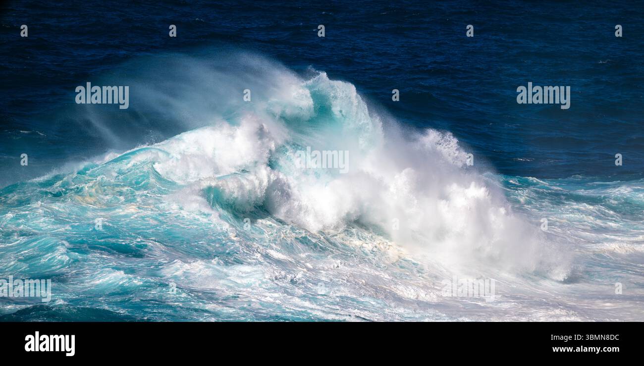 High surf sulla costa di Icod de Los Vinos, Tenerife, Spagna Foto Stock