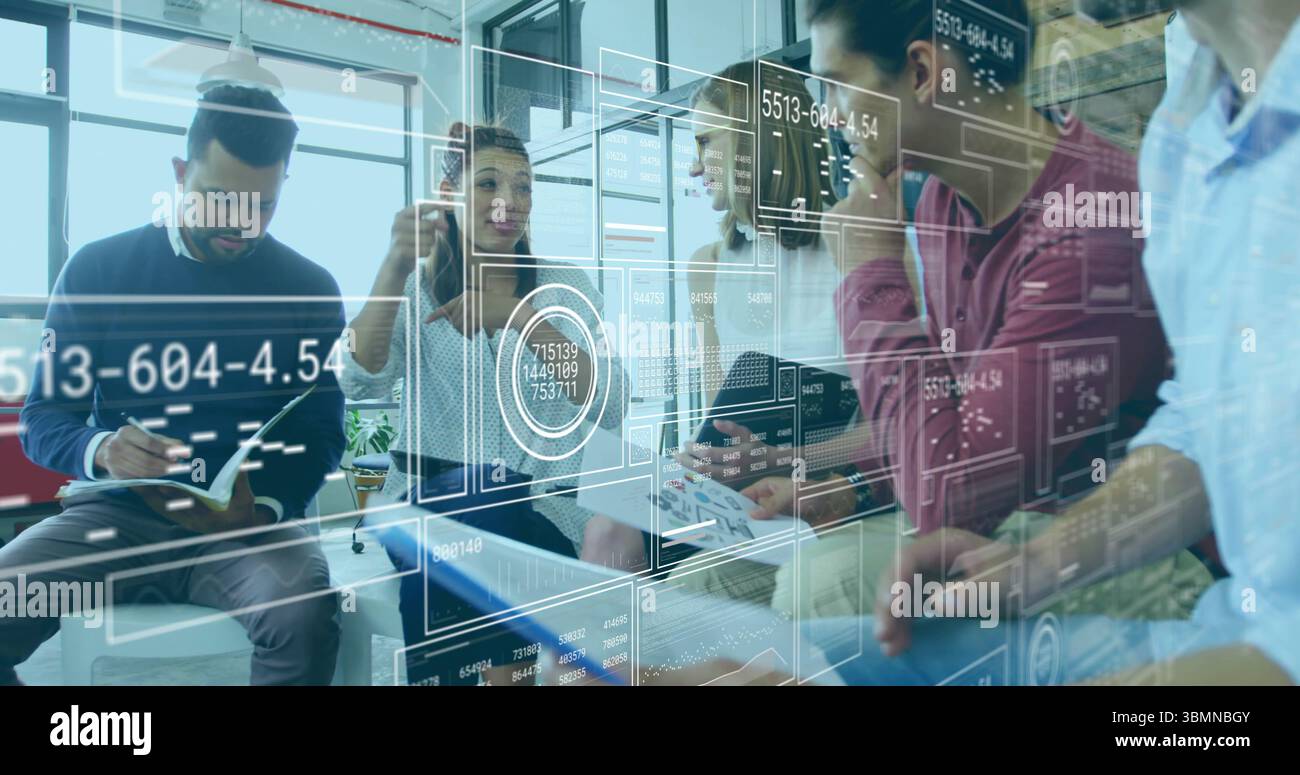 Brainstorming gestuale del team aziendale con sovrapposizione dei dati nella sala d'ufficio con notebook e tablet Foto Stock