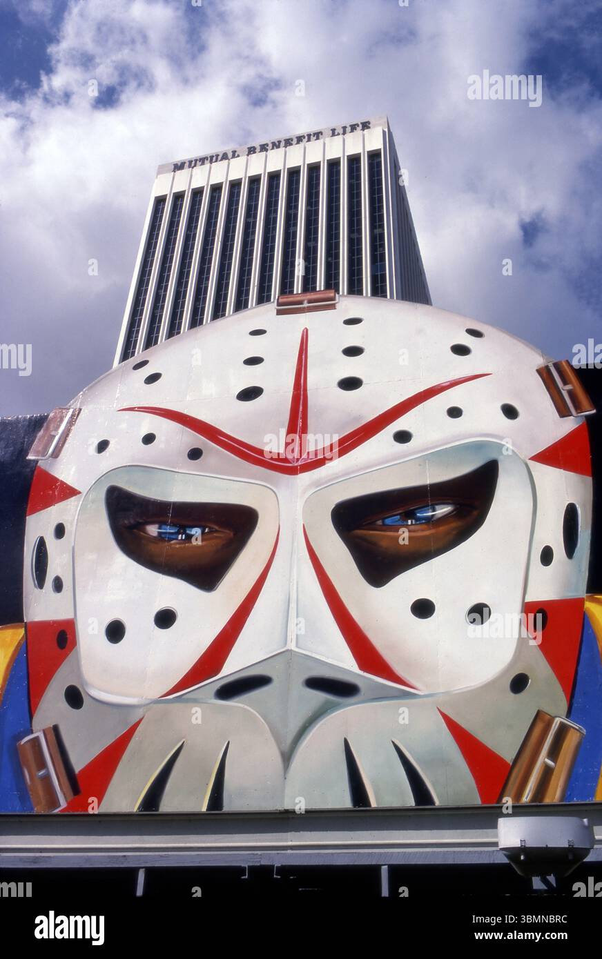Hockey su ghiaccio goa con maschera sul cartellone che promuove la squadra di hockey dei Los Angeles Kings su un cartellone su Wilshire Blvd. A Los Angeles, California, USA, circa 1980 Foto Stock