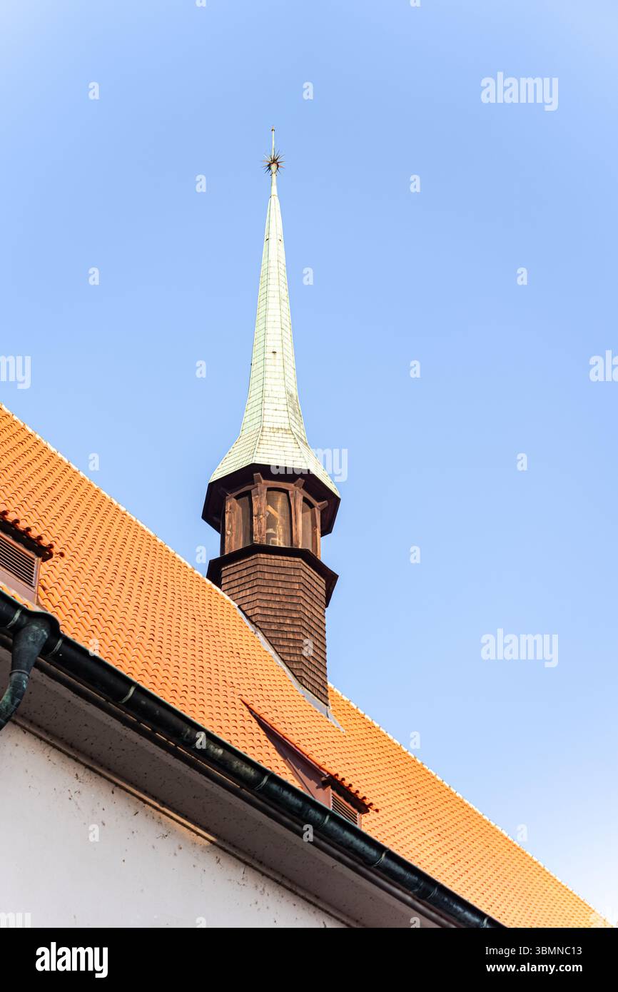 Stradina stretta della città vecchia di Praga con una splendida architettura Foto Stock