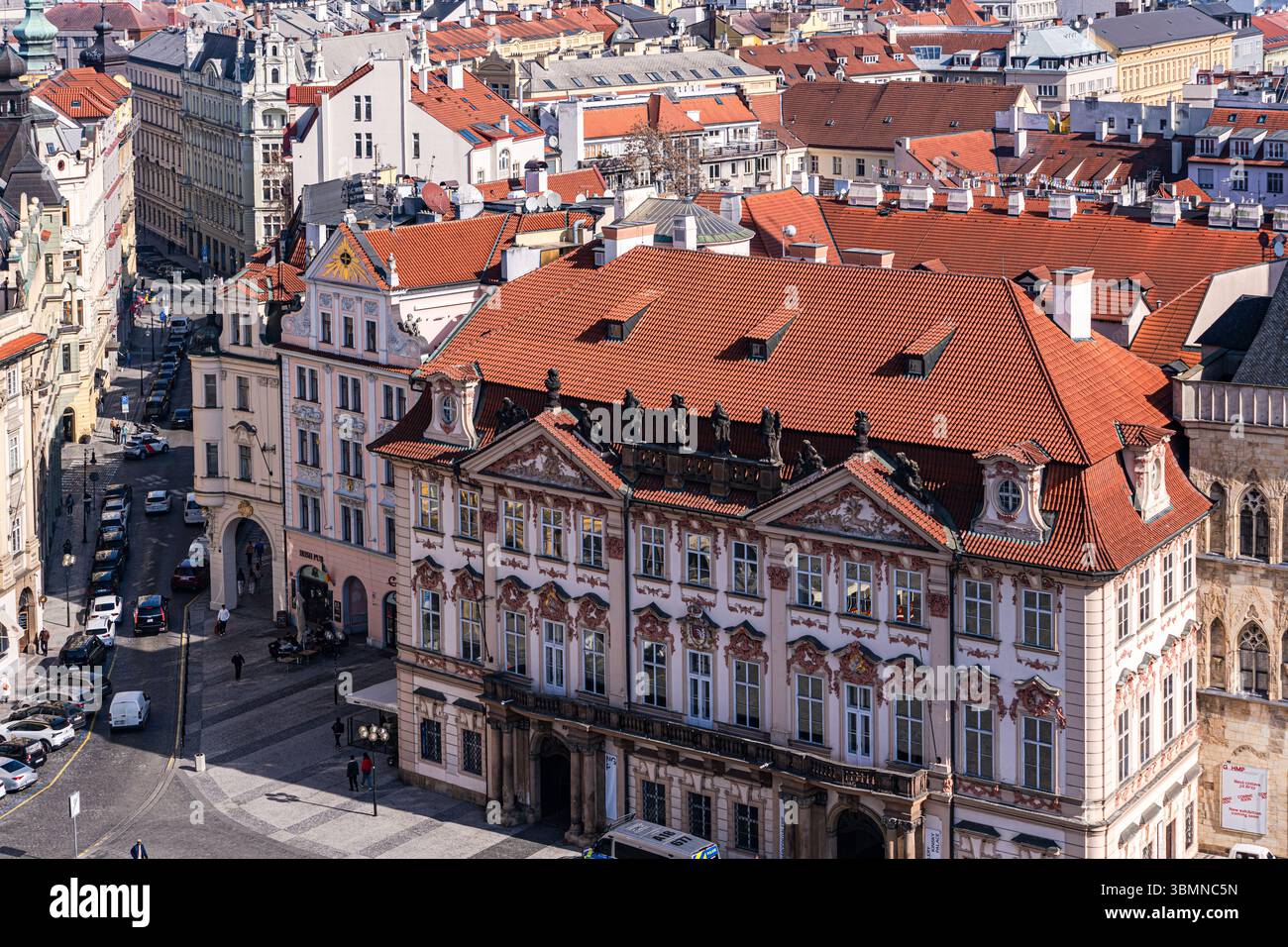 Famosi edifici sulla piazza della città Vecchia di Praga Foto Stock