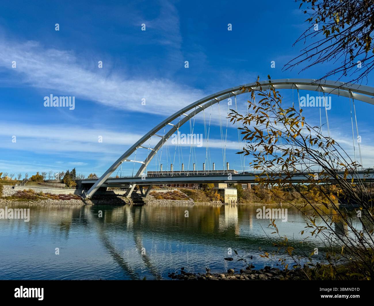 Edmonton, Alberta - 13 ottobre 2024: Vista dello skyline di Edmonton con il ponte Walterdale sul fiume Saskatchewan settentrionale in primo piano Foto Stock