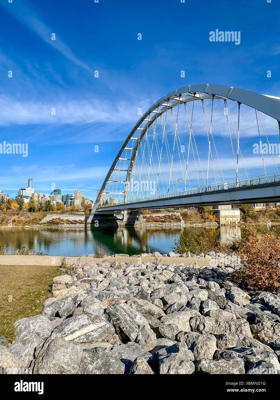 Edmonton, Alberta - 13 ottobre 2024: Vista dello skyline di Edmonton con il ponte Walterdale sul fiume Saskatchewan settentrionale in primo piano Foto Stock