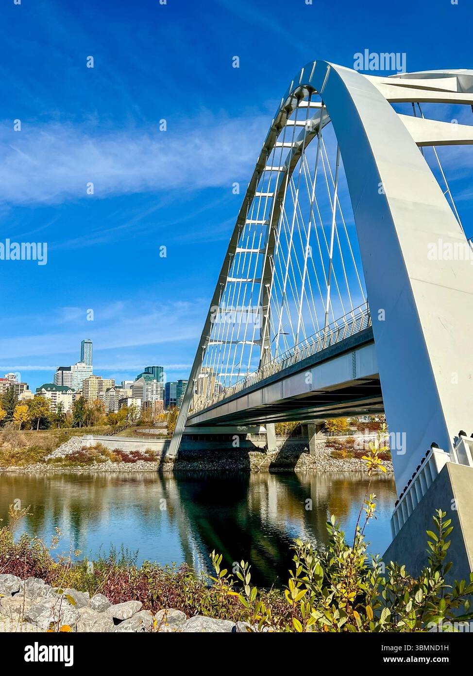 Edmonton, Alberta - 13 ottobre 2024: Vista dello skyline di Edmonton con il ponte Walterdale sul fiume Saskatchewan settentrionale in primo piano Foto Stock