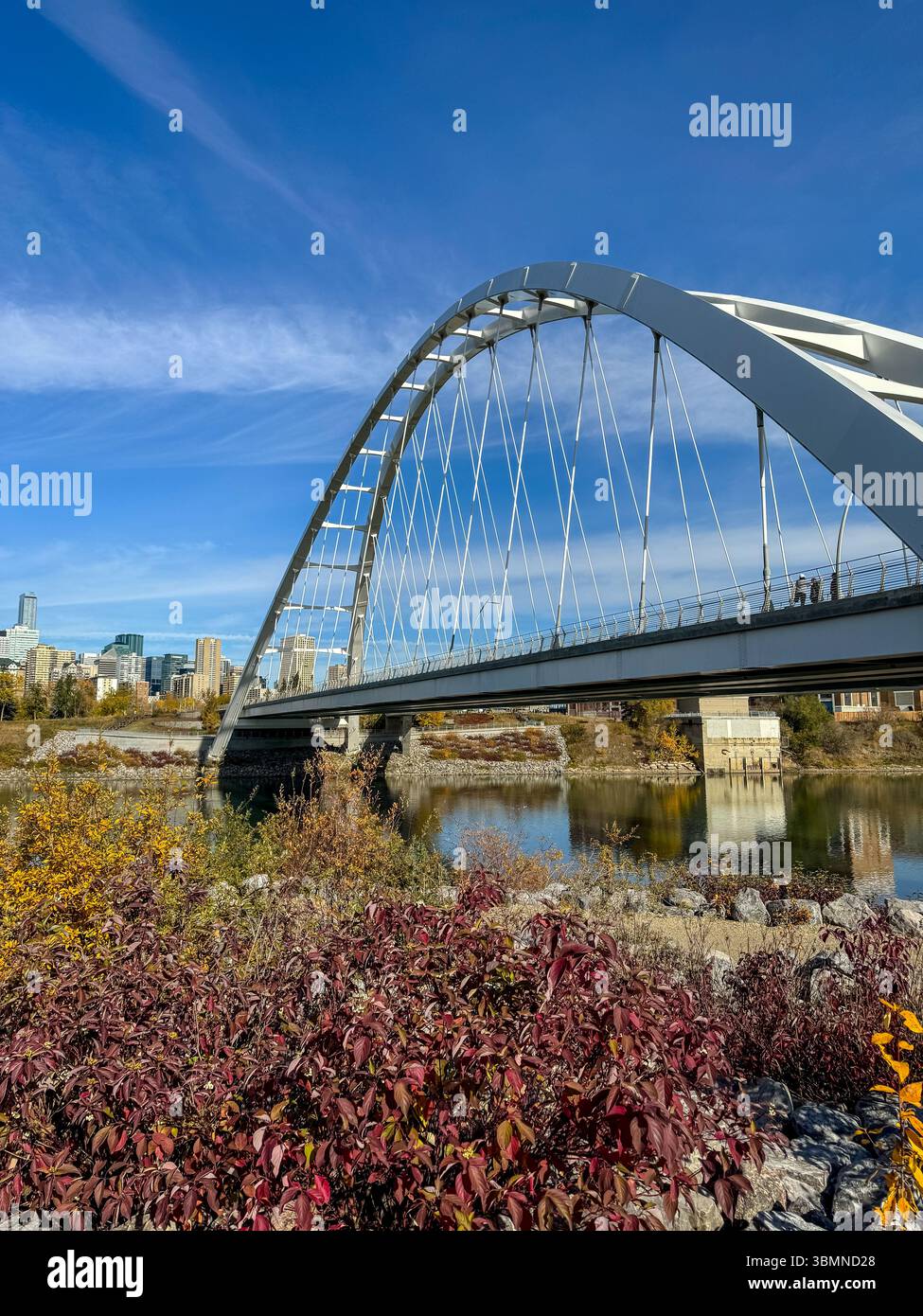 Edmonton, Alberta - 13 ottobre 2024: Vista dello skyline di Edmonton con il ponte Walterdale sul fiume Saskatchewan settentrionale in primo piano Foto Stock