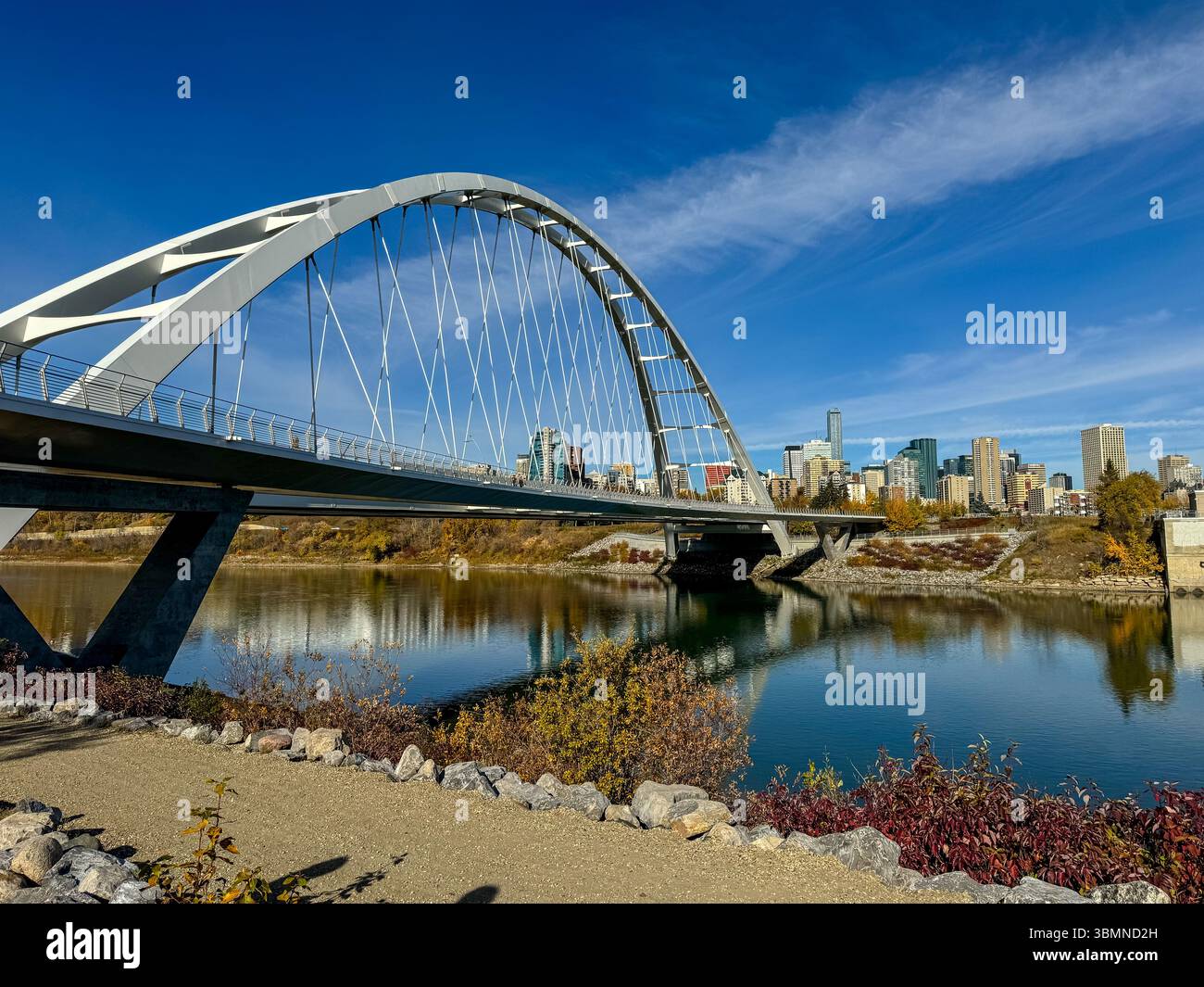 Edmonton, Alberta - 13 ottobre 2024: Vista dei sentieri lungo il fiume Saskatchewan settentrionale a Edmonton Foto Stock