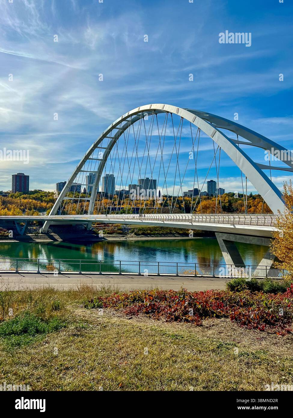 Edmonton, Alberta - 13 ottobre 2024: Vista dei sentieri lungo il fiume Saskatchewan settentrionale a Edmonton Foto Stock