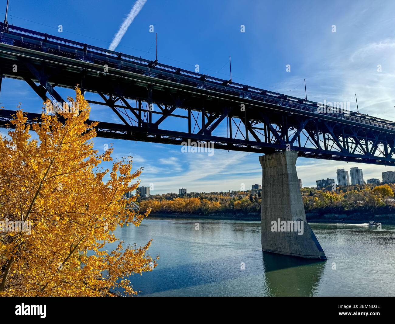 Edmonton, Alberta - 13 ottobre 2024: Vista dei sentieri lungo il fiume Saskatchewan settentrionale a Edmonton Foto Stock