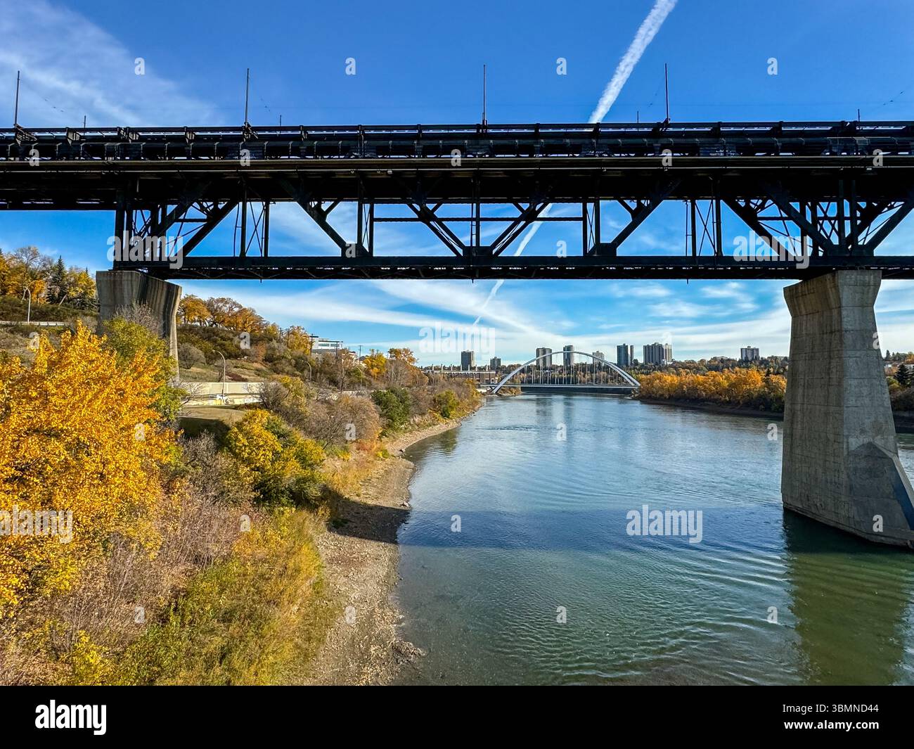 Edmonton, Alberta - 13 ottobre 2024: Vista dei sentieri lungo il fiume Saskatchewan settentrionale a Edmonton Foto Stock