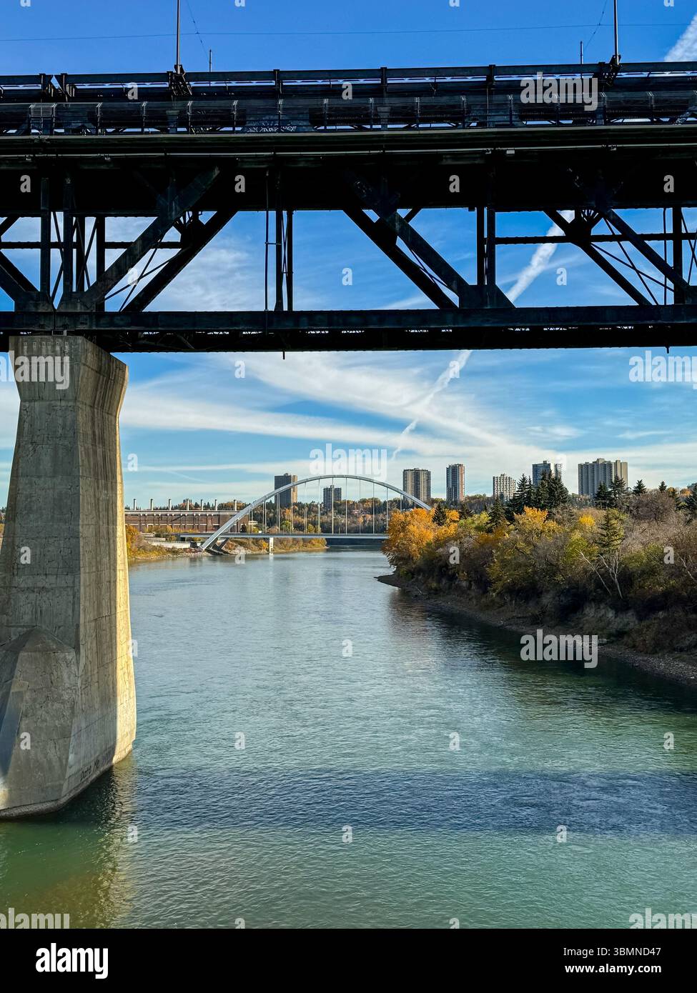 Edmonton, Alberta - 13 ottobre 2024: Vista dei sentieri lungo il fiume Saskatchewan settentrionale a Edmonton Foto Stock