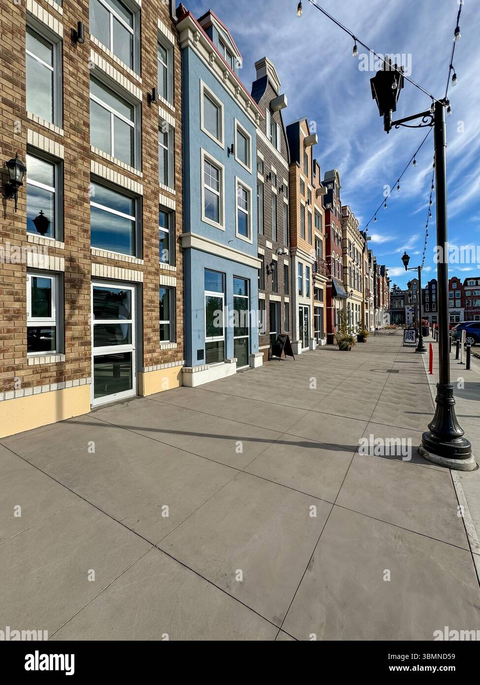 Edmonton, Alberta - 13 ottobre 2024: Un centro commerciale di Edmonton progettato come le case che fiancheggiano i canali urbani nei Paesi Bassi Foto Stock