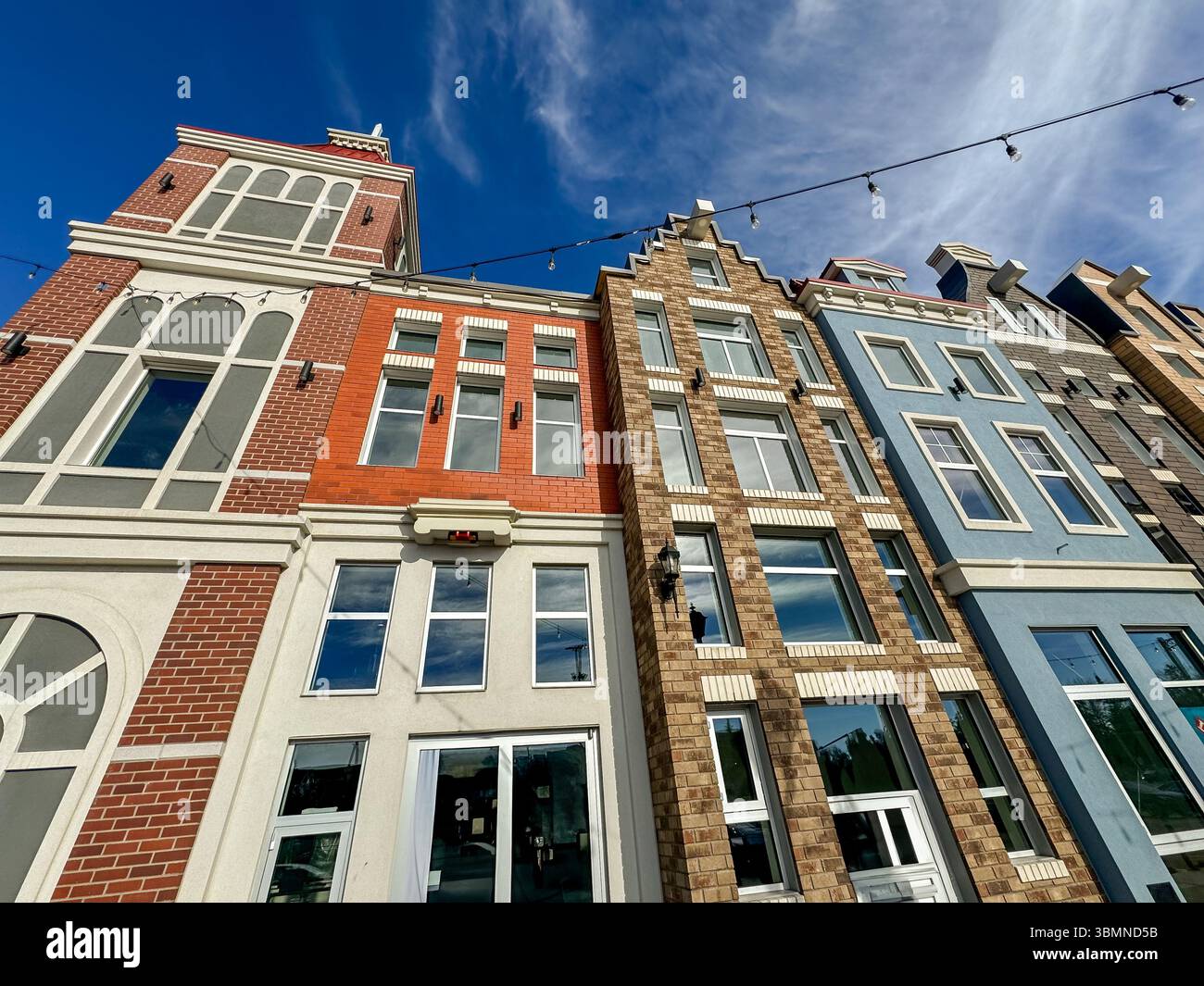 Edmonton, Alberta - 13 ottobre 2024: Un centro commerciale di Edmonton progettato come le case che fiancheggiano i canali urbani nei Paesi Bassi Foto Stock