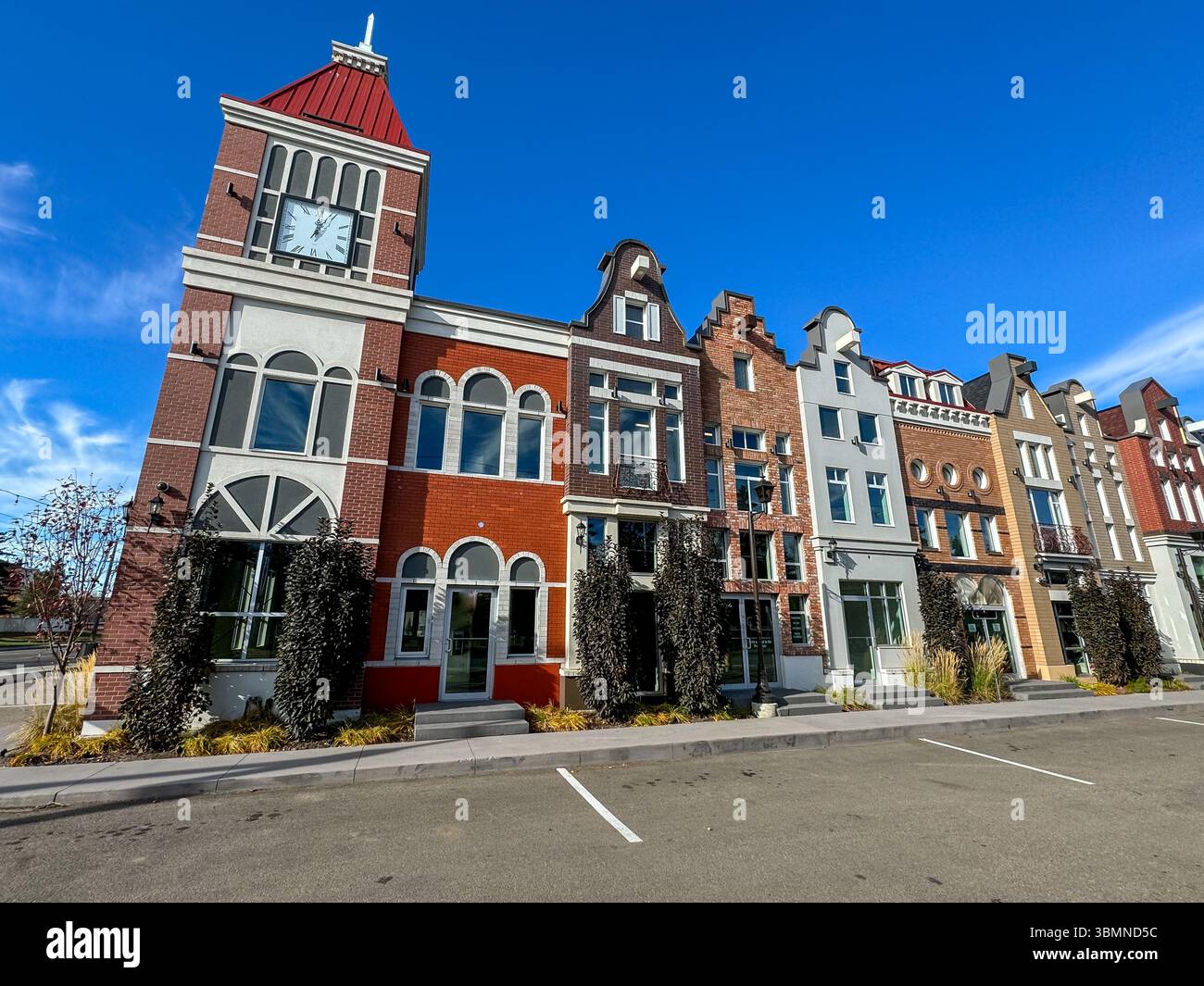 Edmonton, Alberta - 13 ottobre 2024: Un centro commerciale di Edmonton progettato come le case che fiancheggiano i canali urbani nei Paesi Bassi Foto Stock