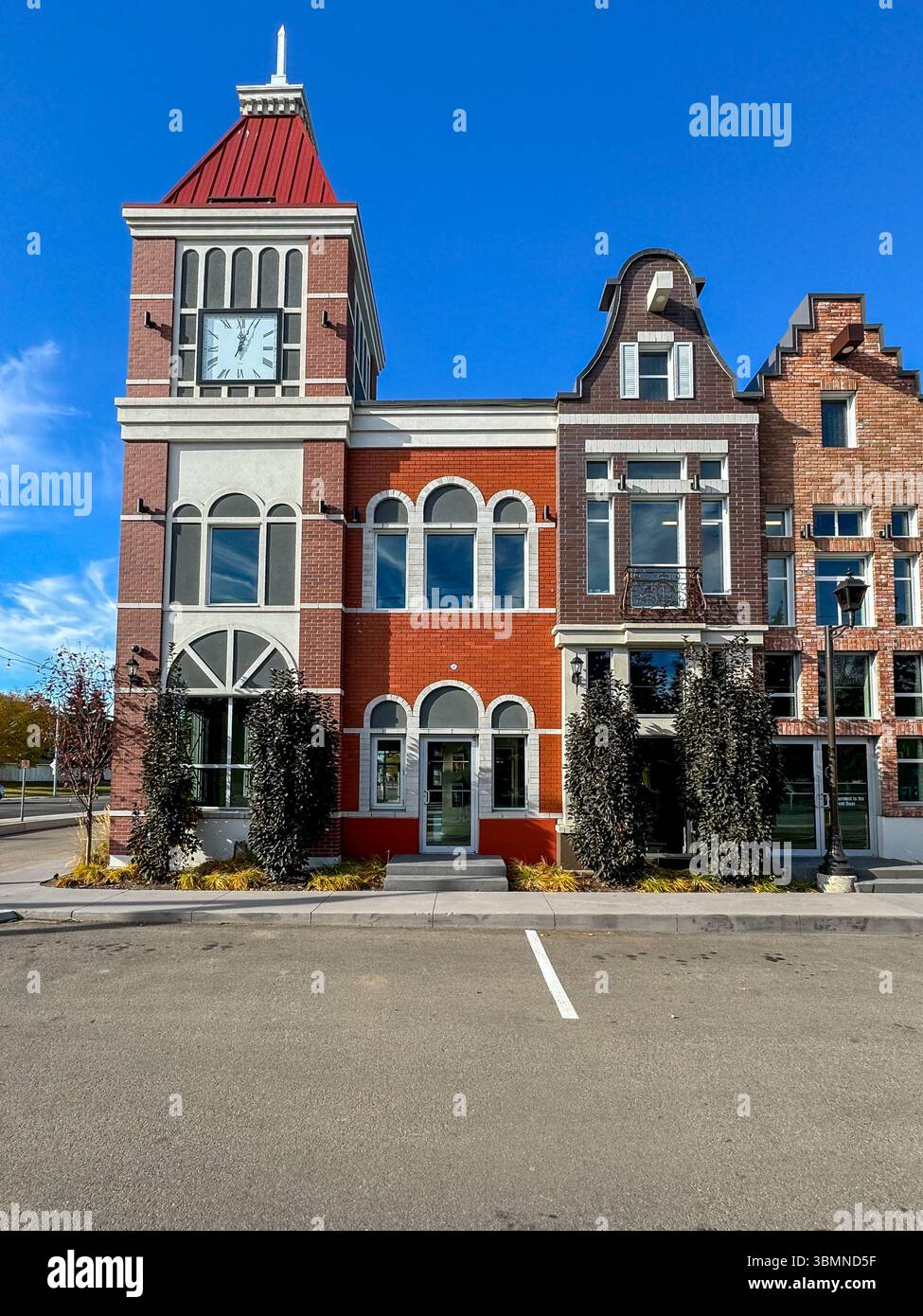 Edmonton, Alberta - 13 ottobre 2024: Un centro commerciale di Edmonton progettato come le case che fiancheggiano i canali urbani nei Paesi Bassi Foto Stock