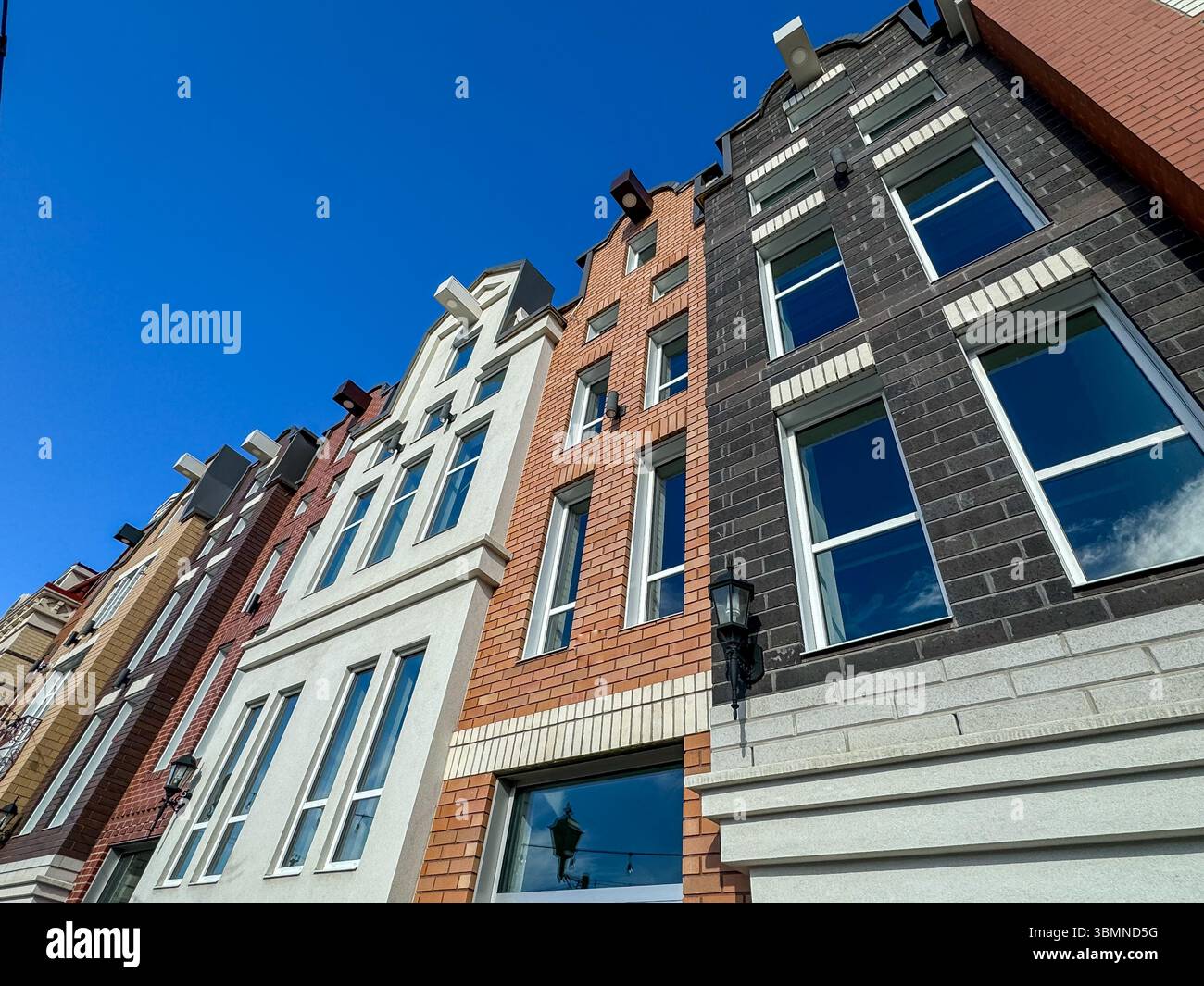 Edmonton, Alberta - 13 ottobre 2024: Un centro commerciale di Edmonton progettato come le case che fiancheggiano i canali urbani nei Paesi Bassi Foto Stock