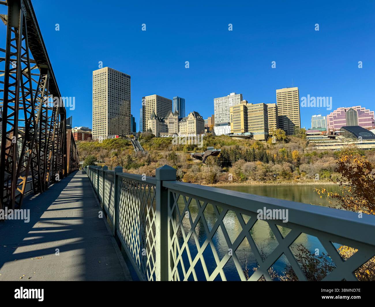 Edmonton, Alberta - 13 ottobre 2024: Vista dei sentieri lungo il fiume Saskatchewan settentrionale a Edmonton Foto Stock