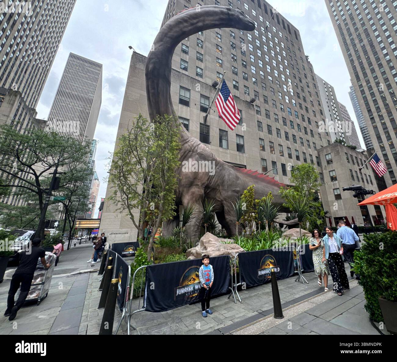 New York, New York, Stati Uniti. 27 giugno 2025. Un Titanosaurus a 5 piani visto in celebrazione del nuovo film Jurassic World Rebirth tenutosi nella North Plaza al Rockefeller Center. (Credit Image: © Nancy Kaszerman/ZUMA Press Wire) SOLO PER USO EDITORIALE! Non per USO commerciale! Foto Stock