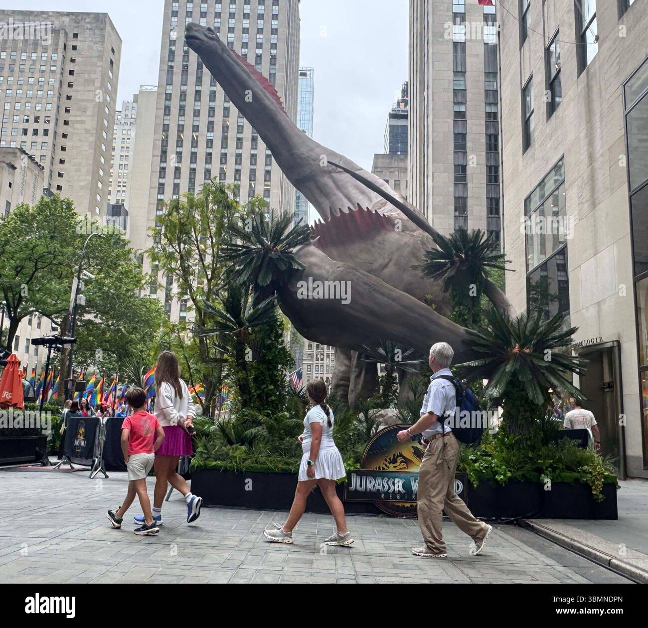 New York, New York, Stati Uniti. 27 giugno 2025. Un Titanosaurus a 5 piani visto in celebrazione del nuovo film Jurassic World Rebirth tenutosi nella North Plaza al Rockefeller Center. (Credit Image: © Nancy Kaszerman/ZUMA Press Wire) SOLO PER USO EDITORIALE! Non per USO commerciale! Foto Stock