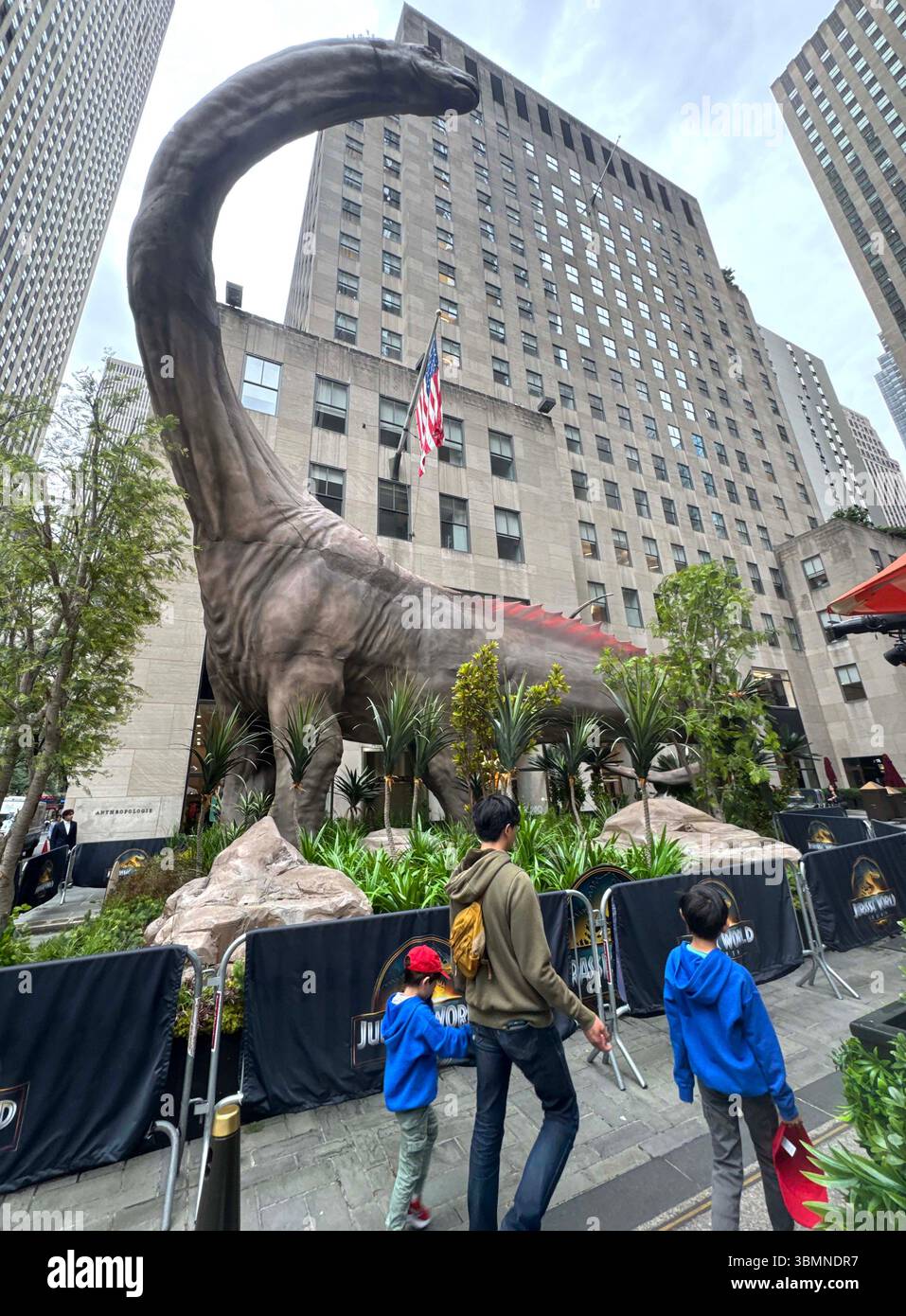 New York, New York, Stati Uniti. 27 giugno 2025. Un Titanosaurus a 5 piani visto in celebrazione del nuovo film Jurassic World Rebirth tenutosi nella North Plaza al Rockefeller Center. (Credit Image: © Nancy Kaszerman/ZUMA Press Wire) SOLO PER USO EDITORIALE! Non per USO commerciale! Foto Stock