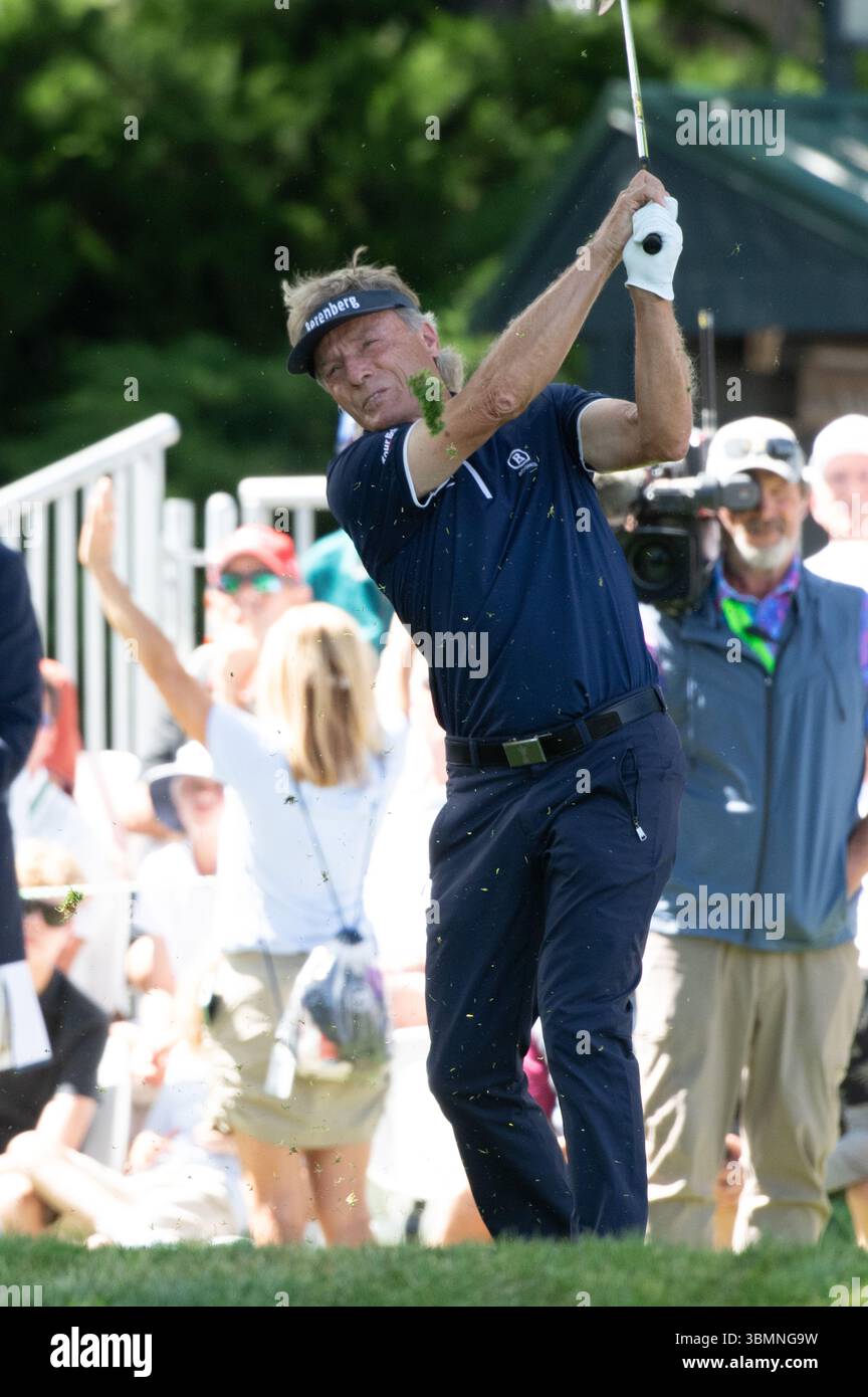 Colorado Springs, Colorado, Stati Uniti. 27 giugno 2025. US Senior Open Round 2, Bernhard Langer batte un ferro sulla buca n. 4 par 3. Crediti: Casey B. Gibson/Alamy Live News Foto Stock
