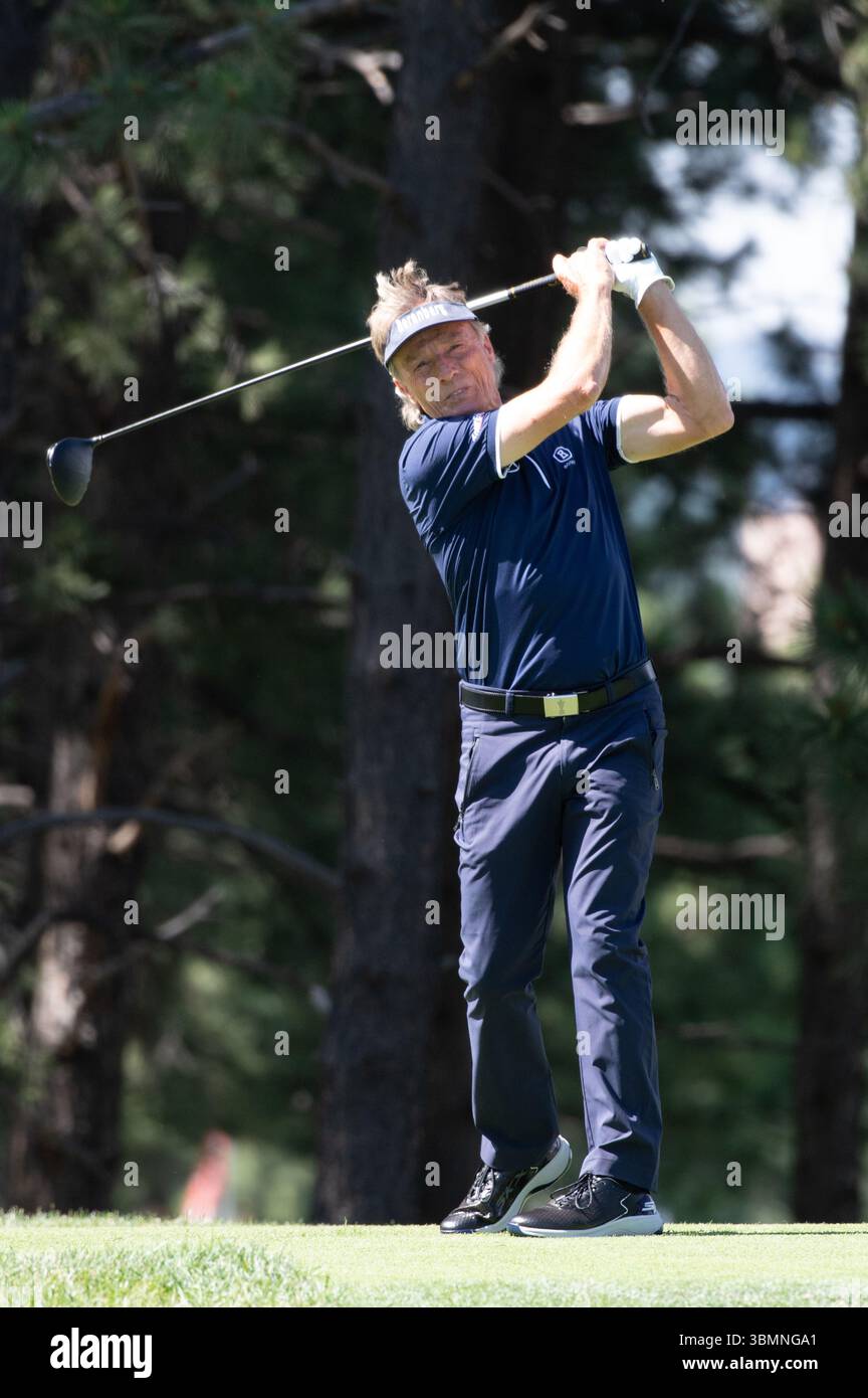 Colorado Springs, Colorado, Stati Uniti. 27 giugno 2025. US Senior Open Round 2, Bernhard Langer guarda il suo tee shot sulla quarta buca. Crediti: Casey B. Gibson/Alamy Live News Foto Stock