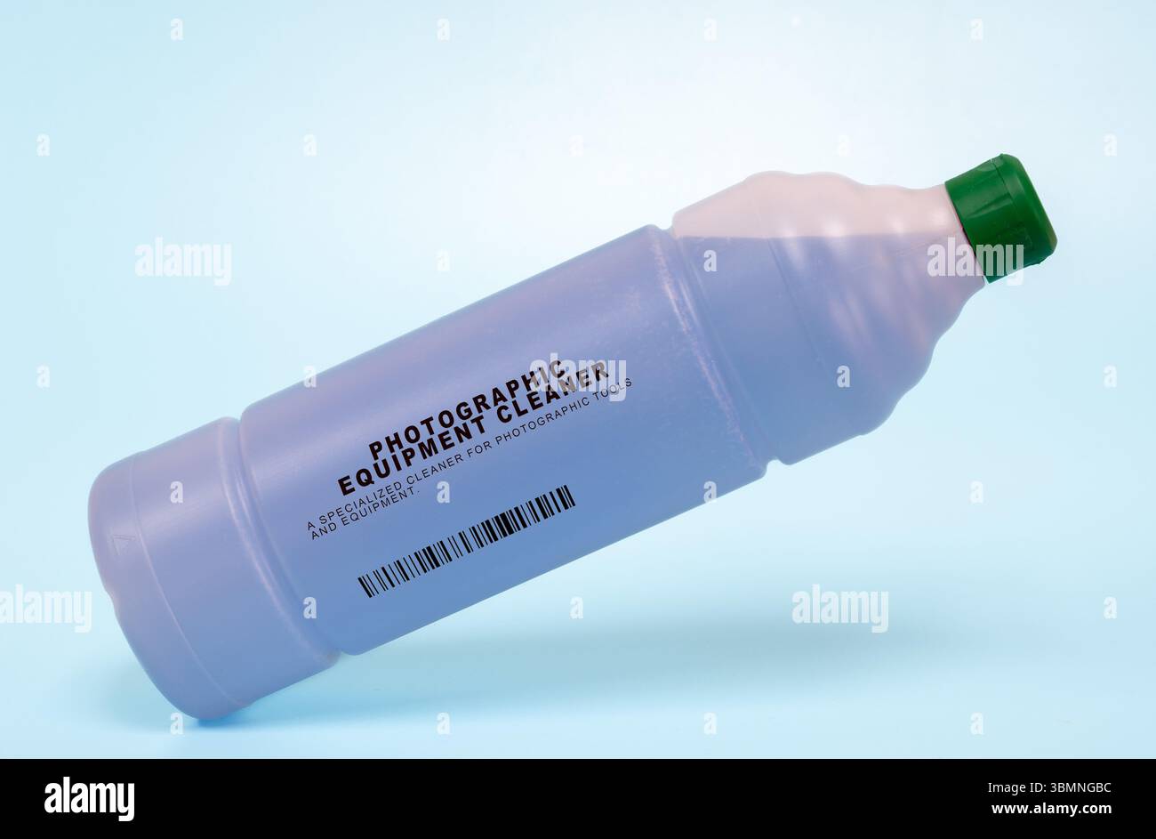 Detergente per apparecchiature fotografiche. Un detergente specializzato per strumenti e apparecchiature fotografiche. Utilizzato in settori che si affidano a pellicole e processi ottici per la pulizia di fotocamere, obiettivi e strumenti per camera oscura. Foto Stock