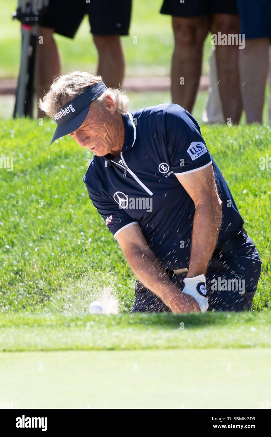 Colorado Springs, Colorado, Stati Uniti. 27 giugno 2025. US Senior Open Round 2, Bernhard Langer fa esplodere una trappola di sabbia. Crediti: Casey B. Gibson/Alamy Live News Foto Stock