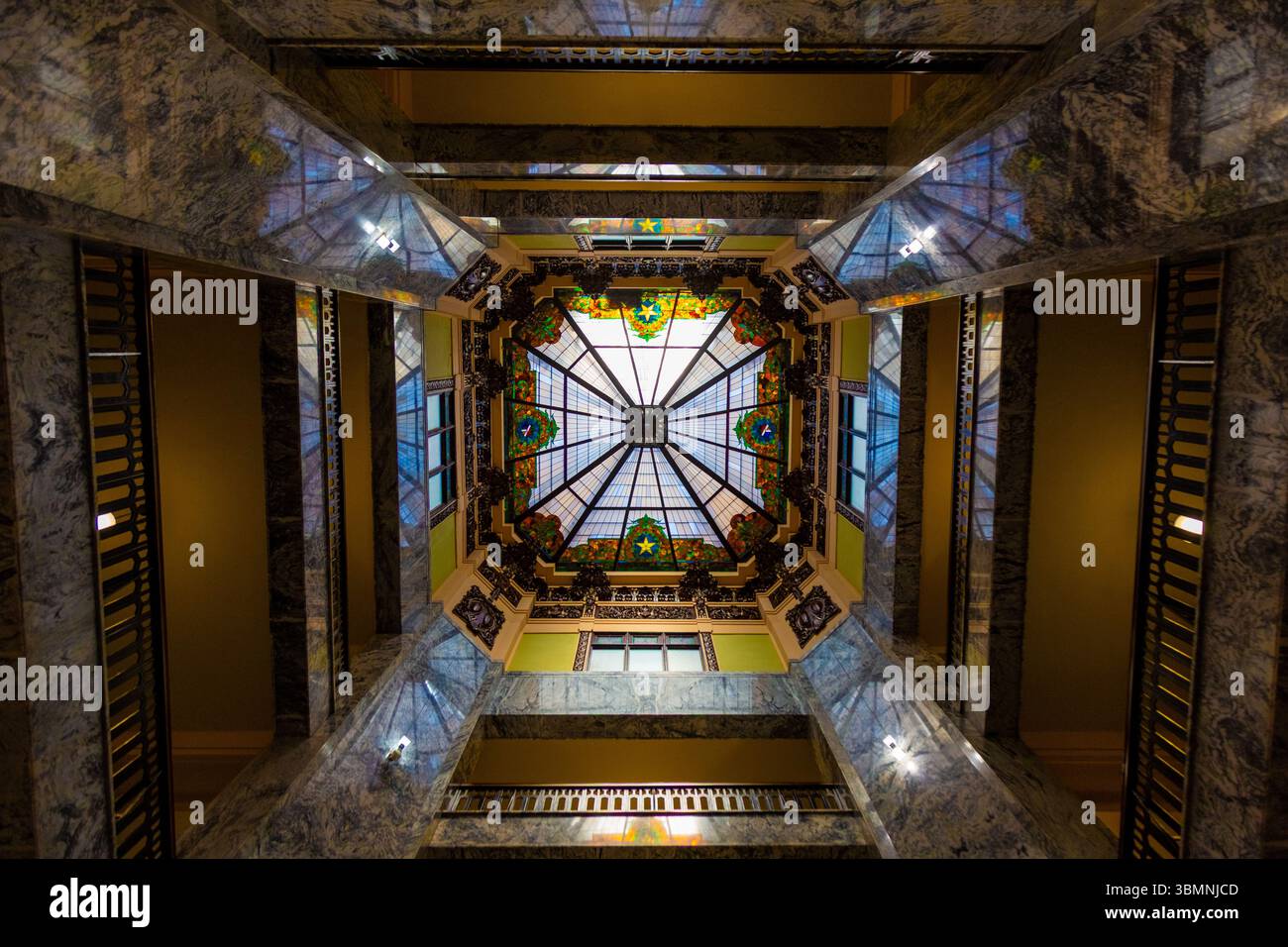 Un lucernario in vetro colorato in cima all'atrio all'interno del tribunale della contea di Johnson a Cleburne, Texas, Stati Uniti. Foto Stock